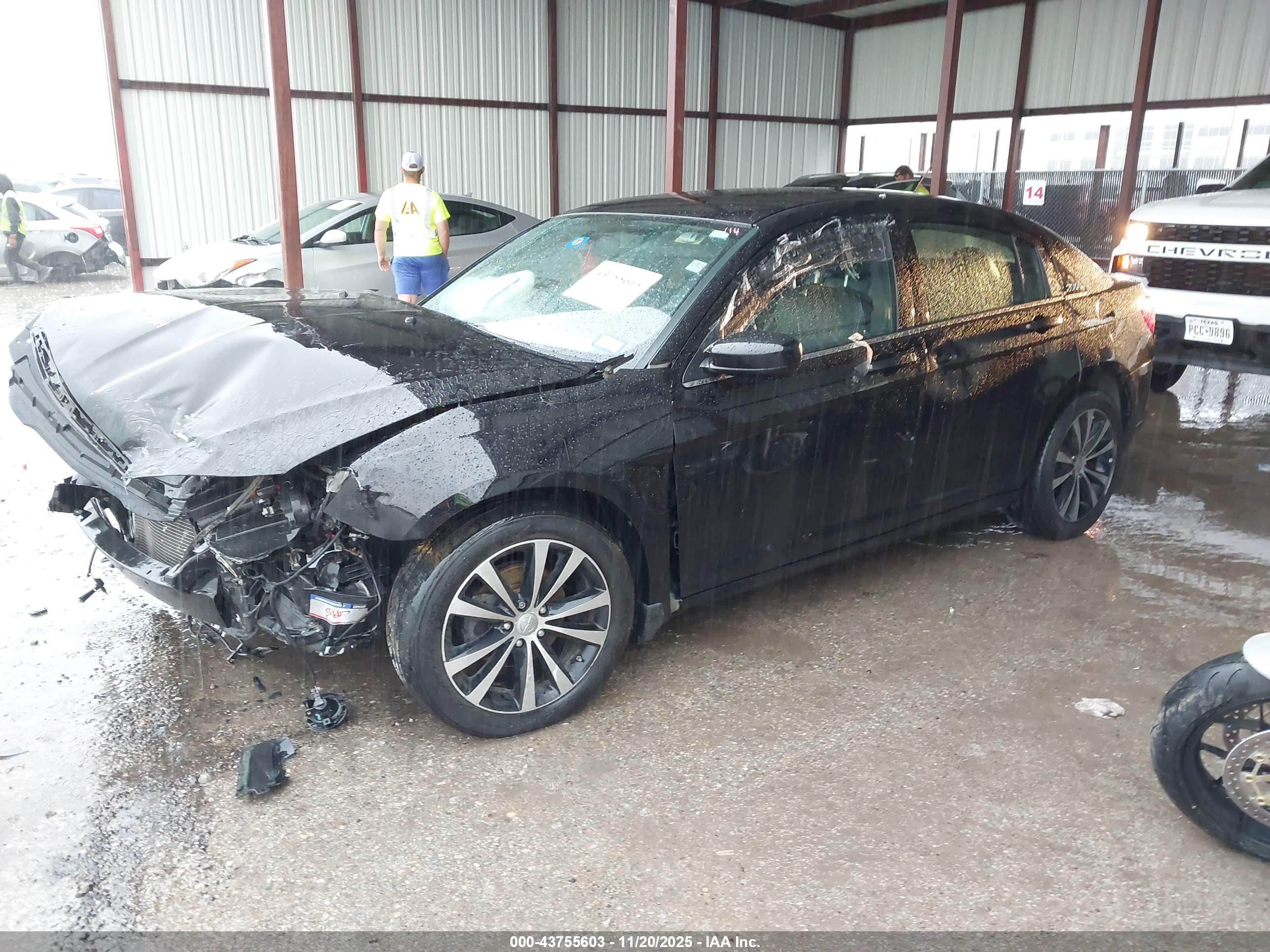 CHRYSLER 200 image 2