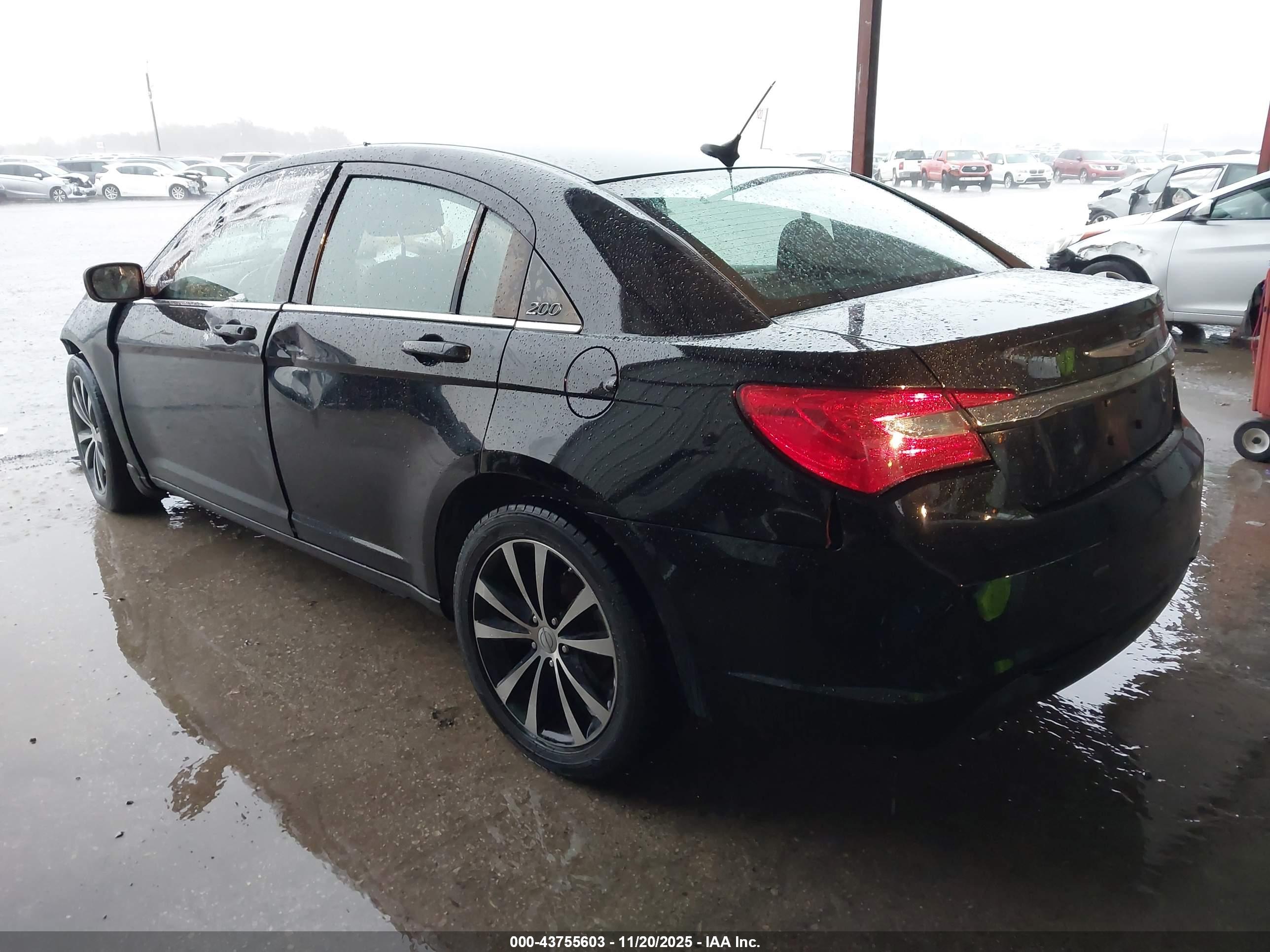 CHRYSLER 200 image 3