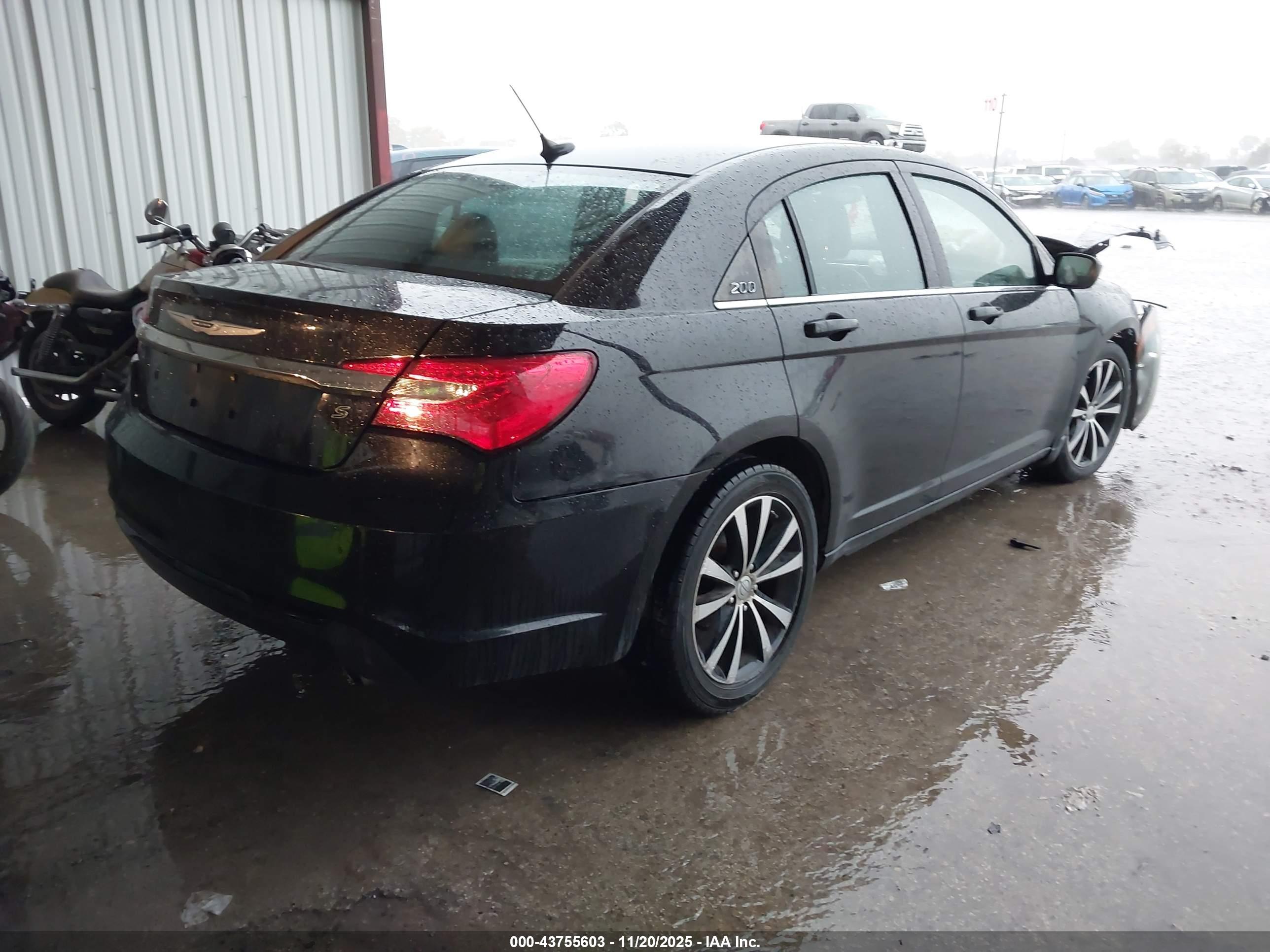 CHRYSLER 200 image 4
