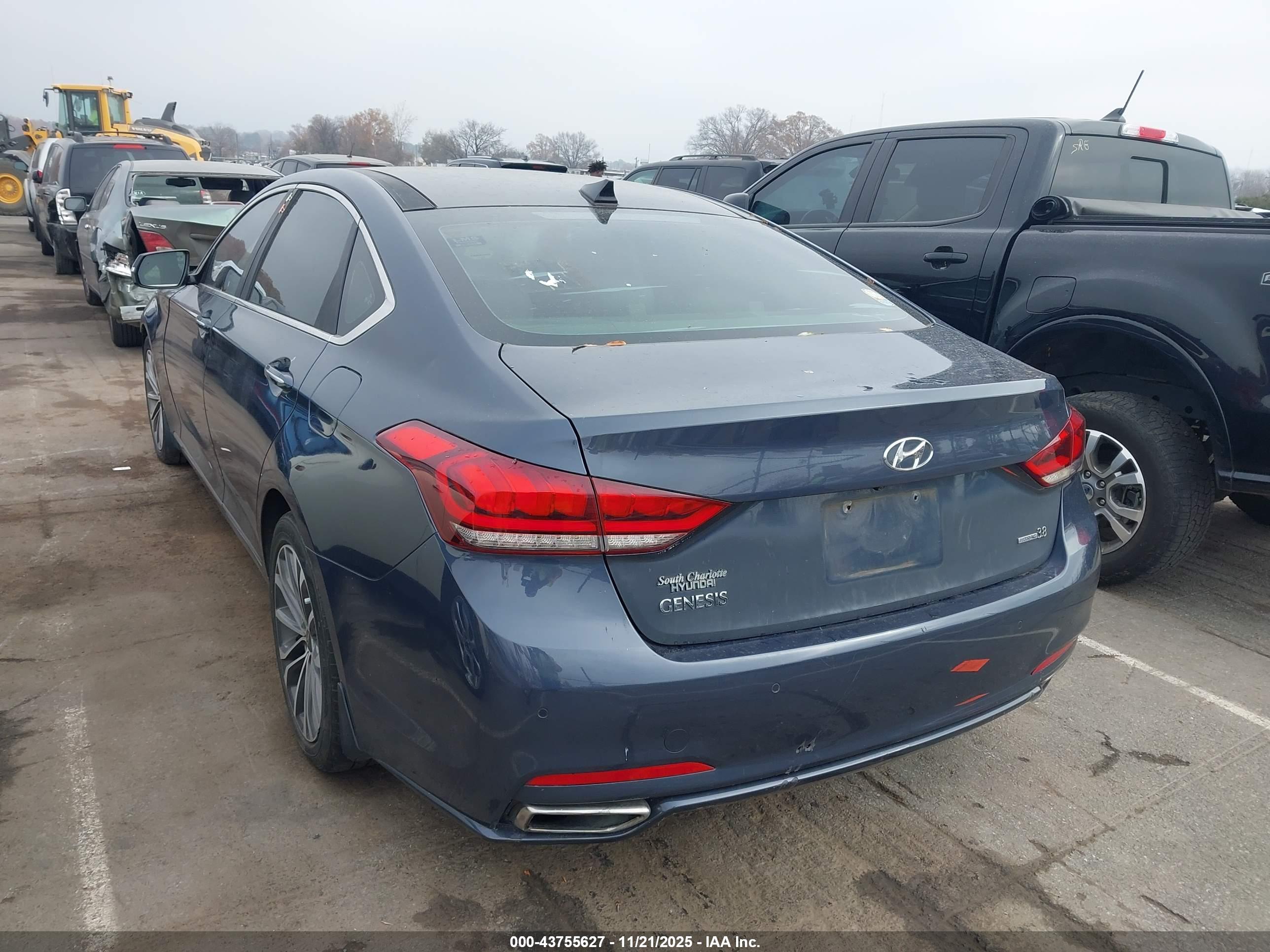 HYUNDAI GENESIS image 3