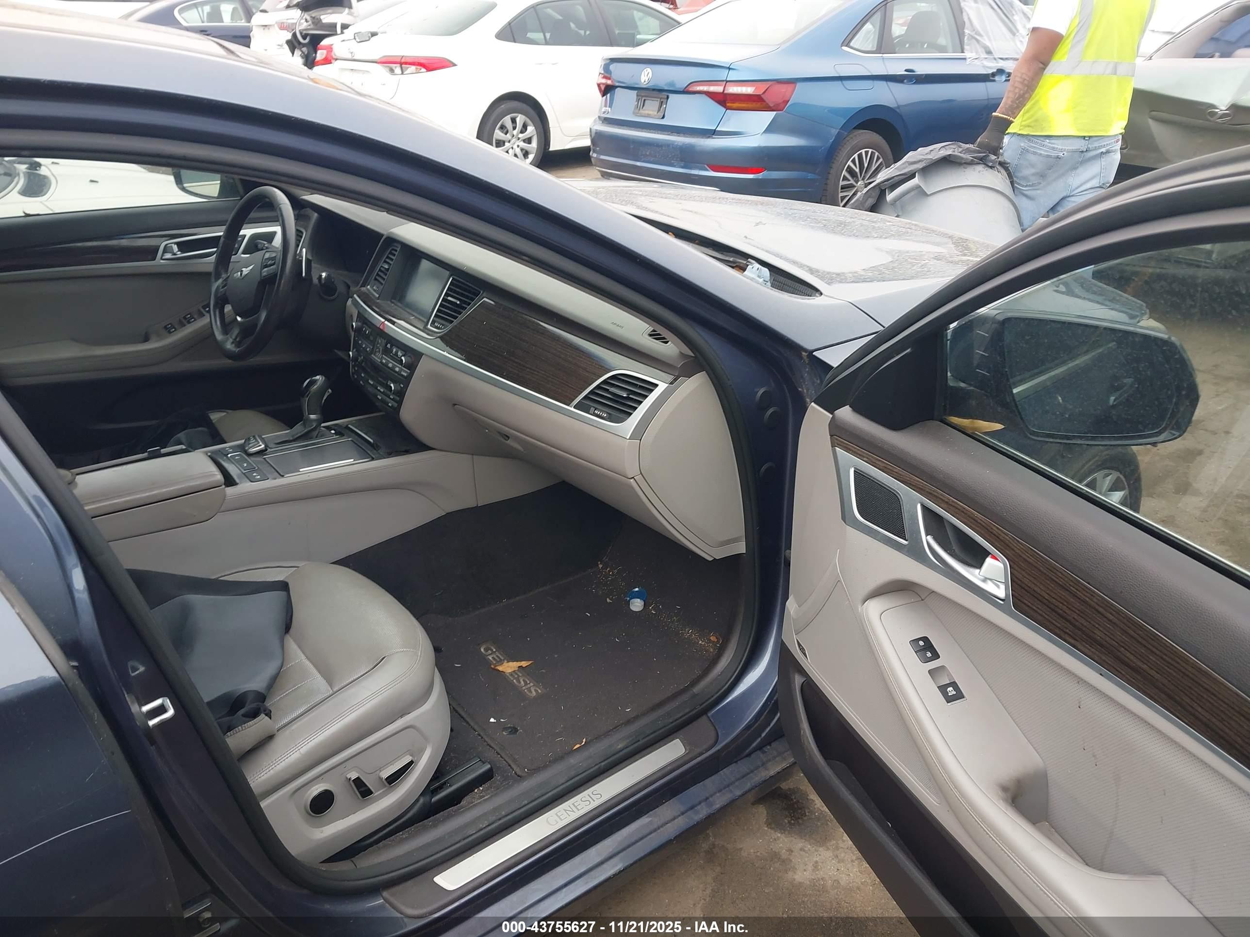 HYUNDAI GENESIS image 5