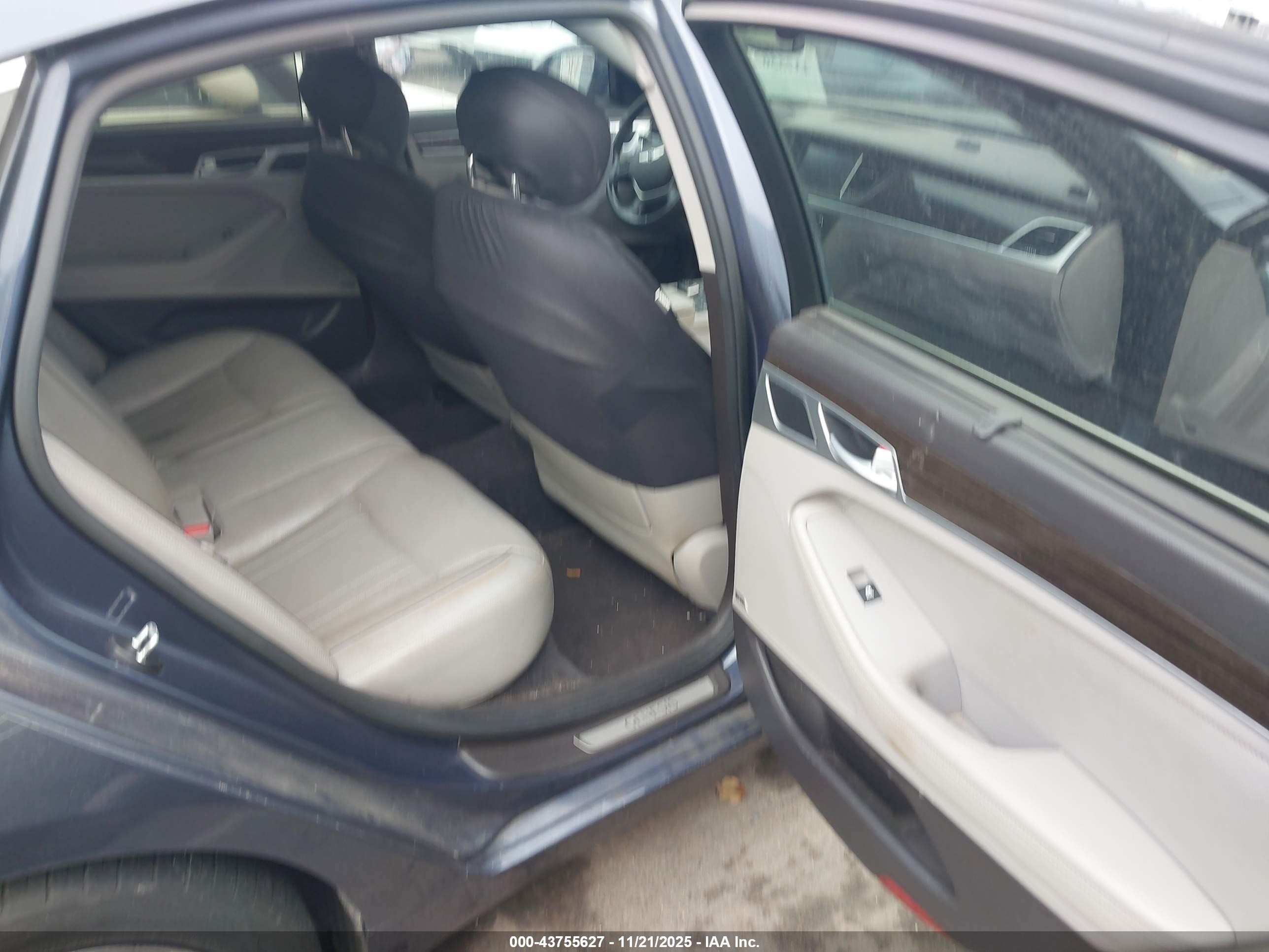 HYUNDAI GENESIS image 8