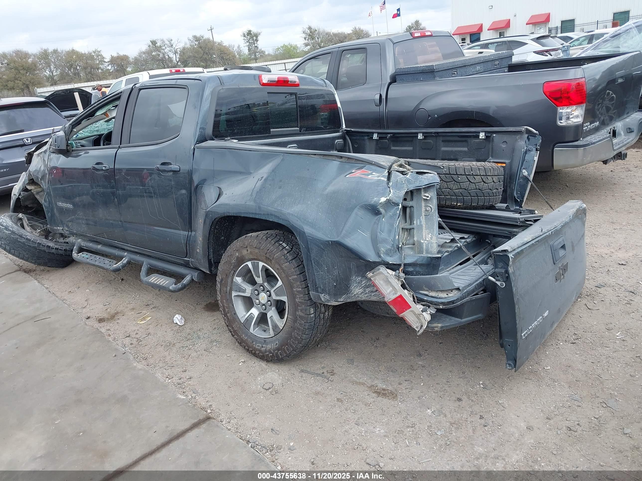 CHEVROLET COLORADO image 3