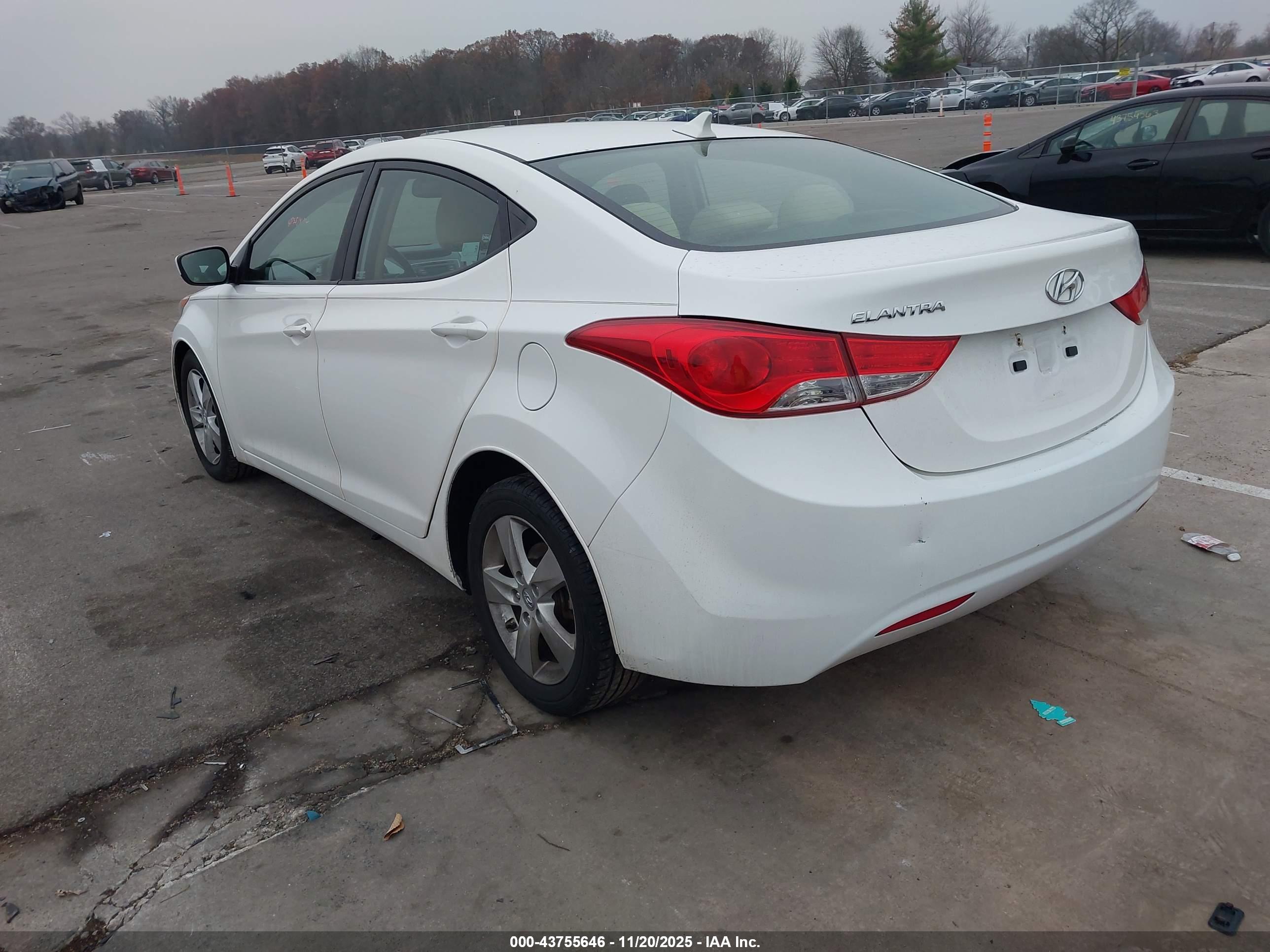HYUNDAI ELANTRA image 3