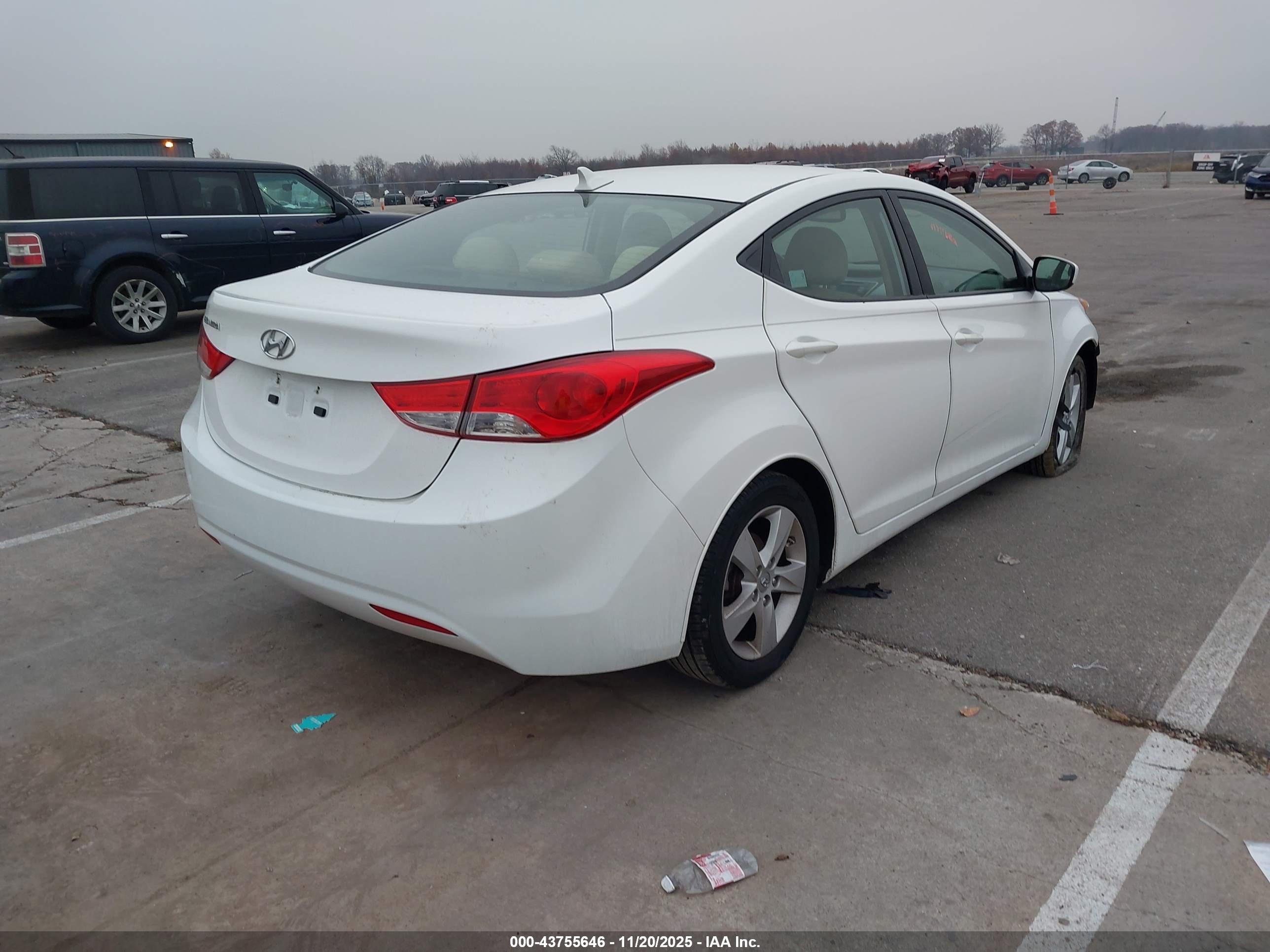 HYUNDAI ELANTRA image 4