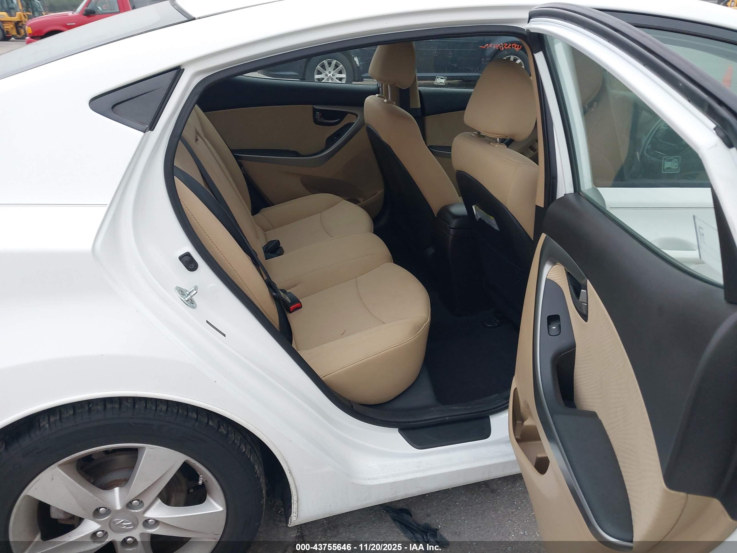 HYUNDAI ELANTRA image 8