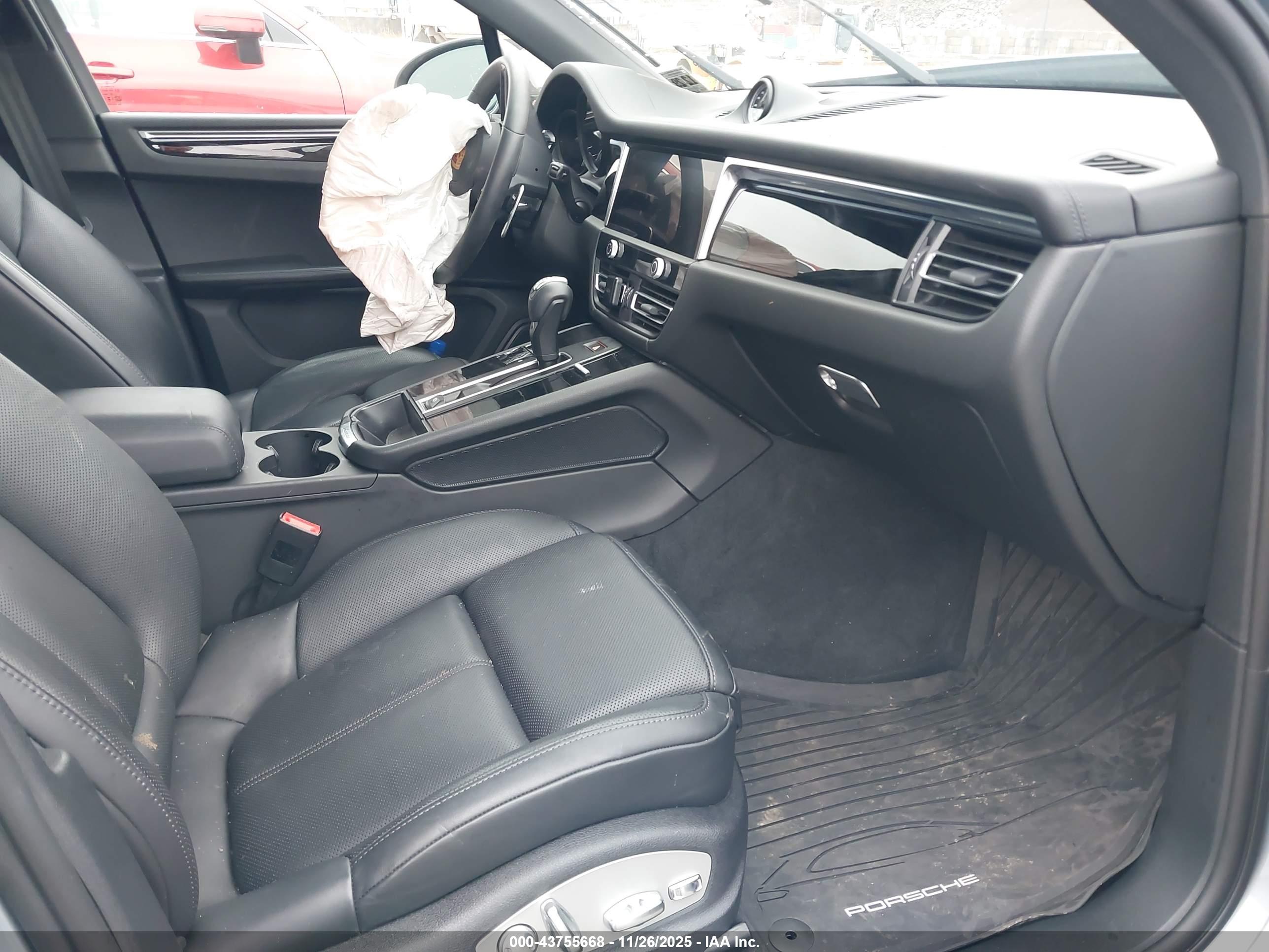 PORSCHE MACAN image 5