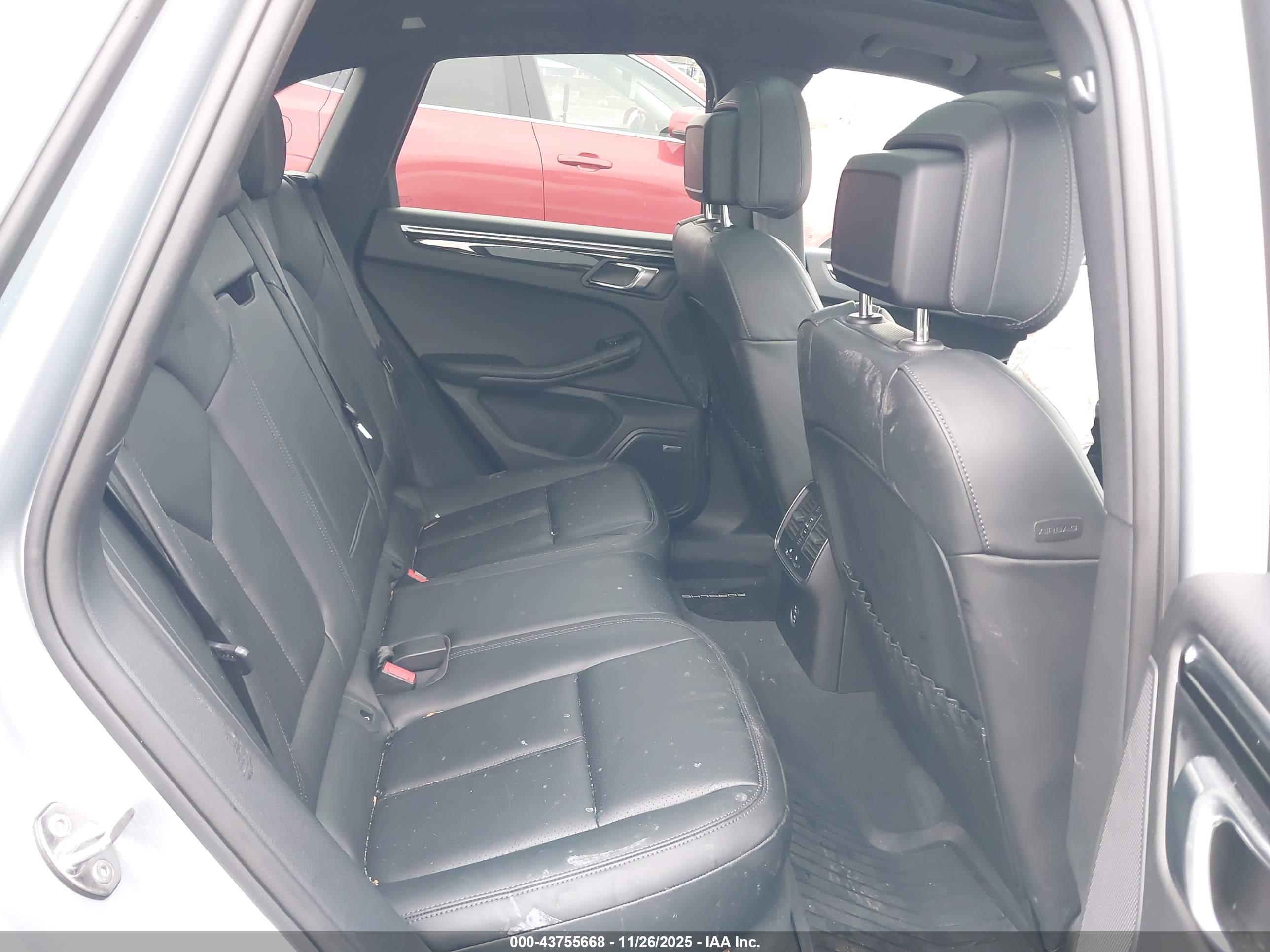 PORSCHE MACAN image 8