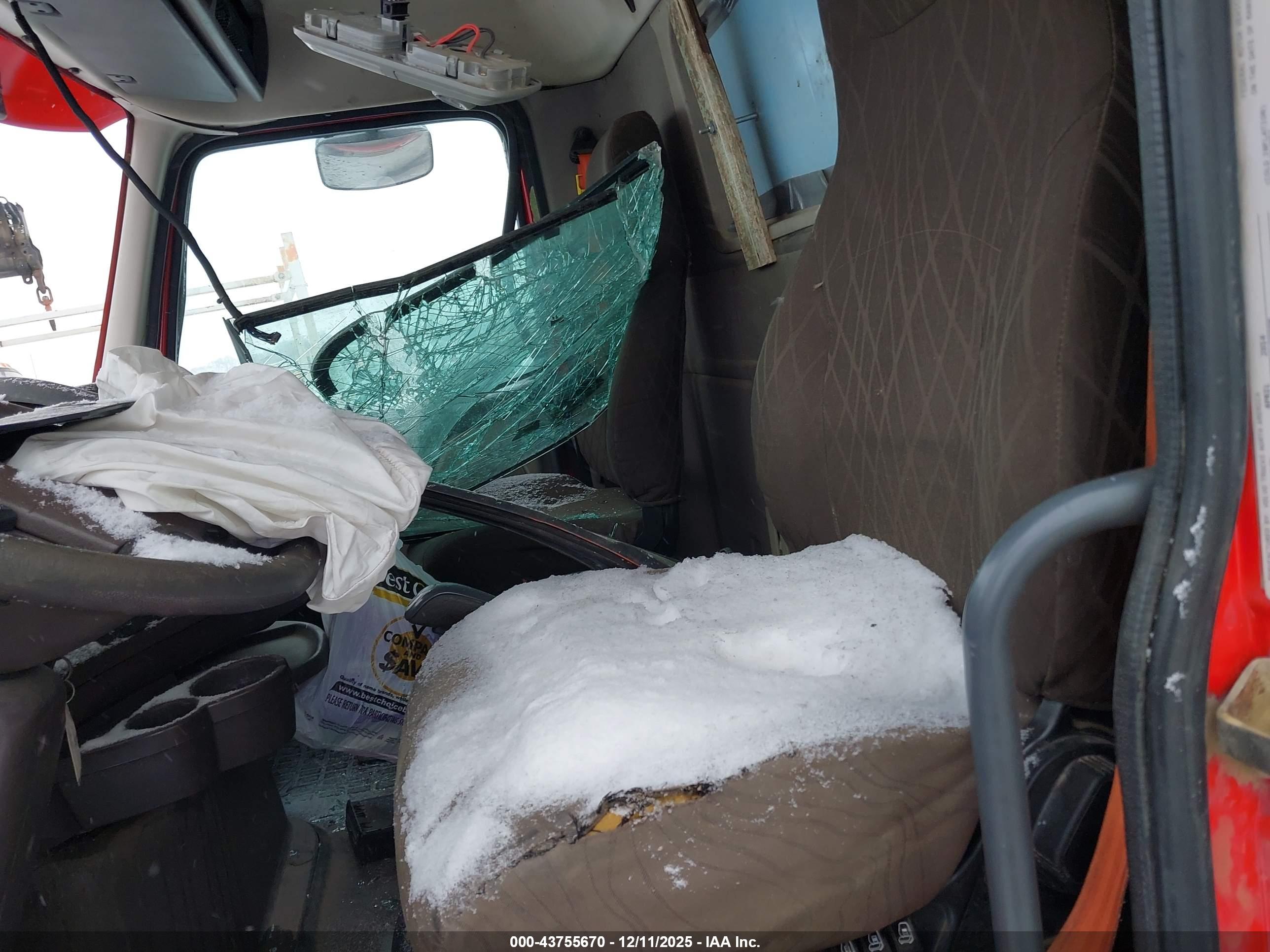 VOLVO VN image 8