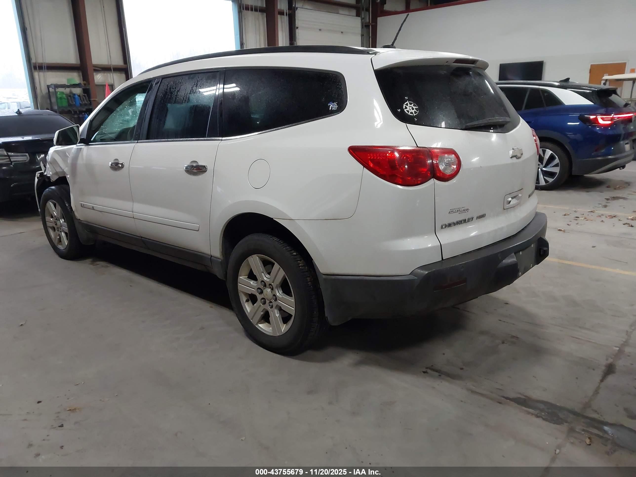 CHEVROLET TRAVERSE image 3