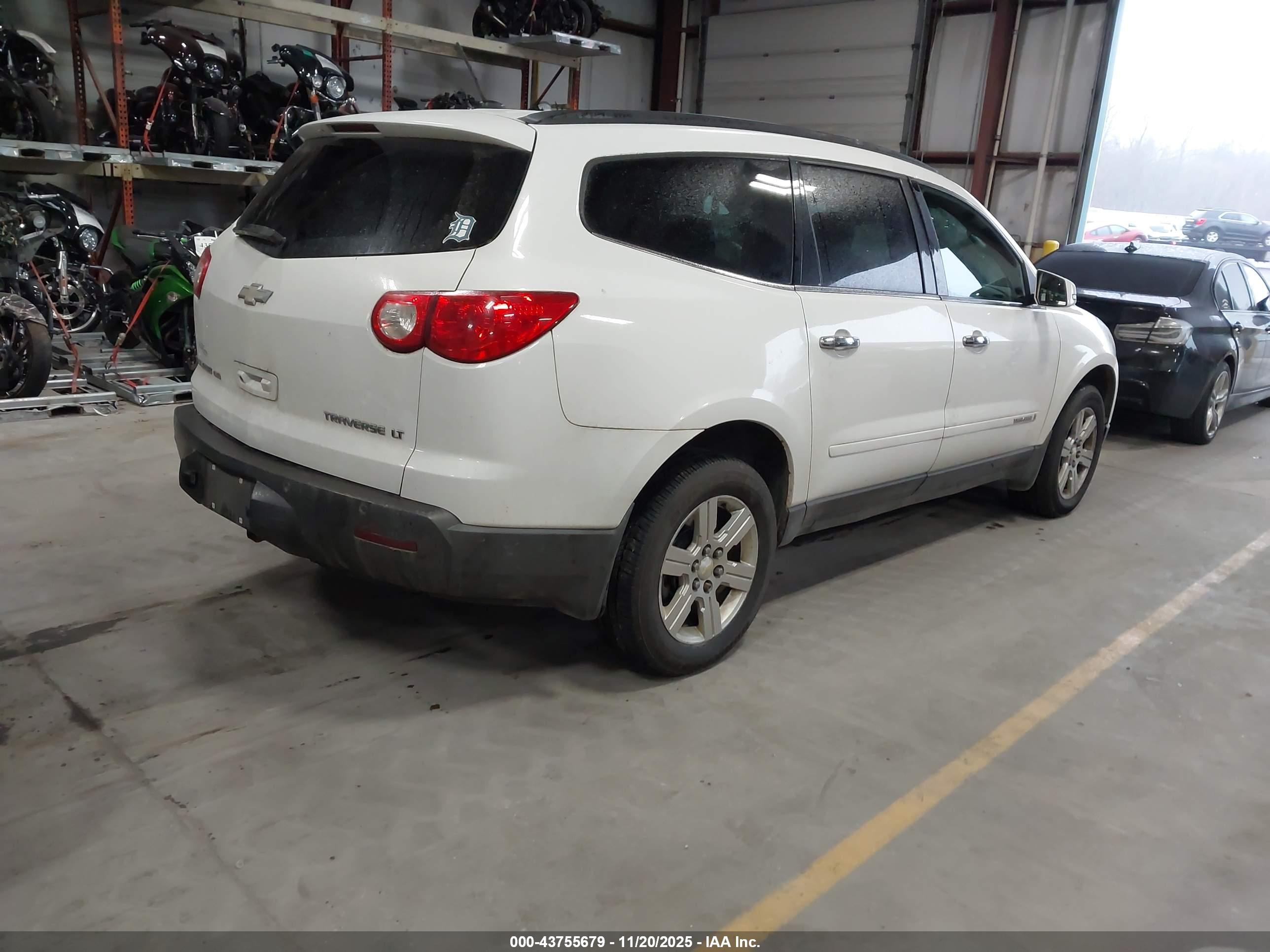 CHEVROLET TRAVERSE image 4