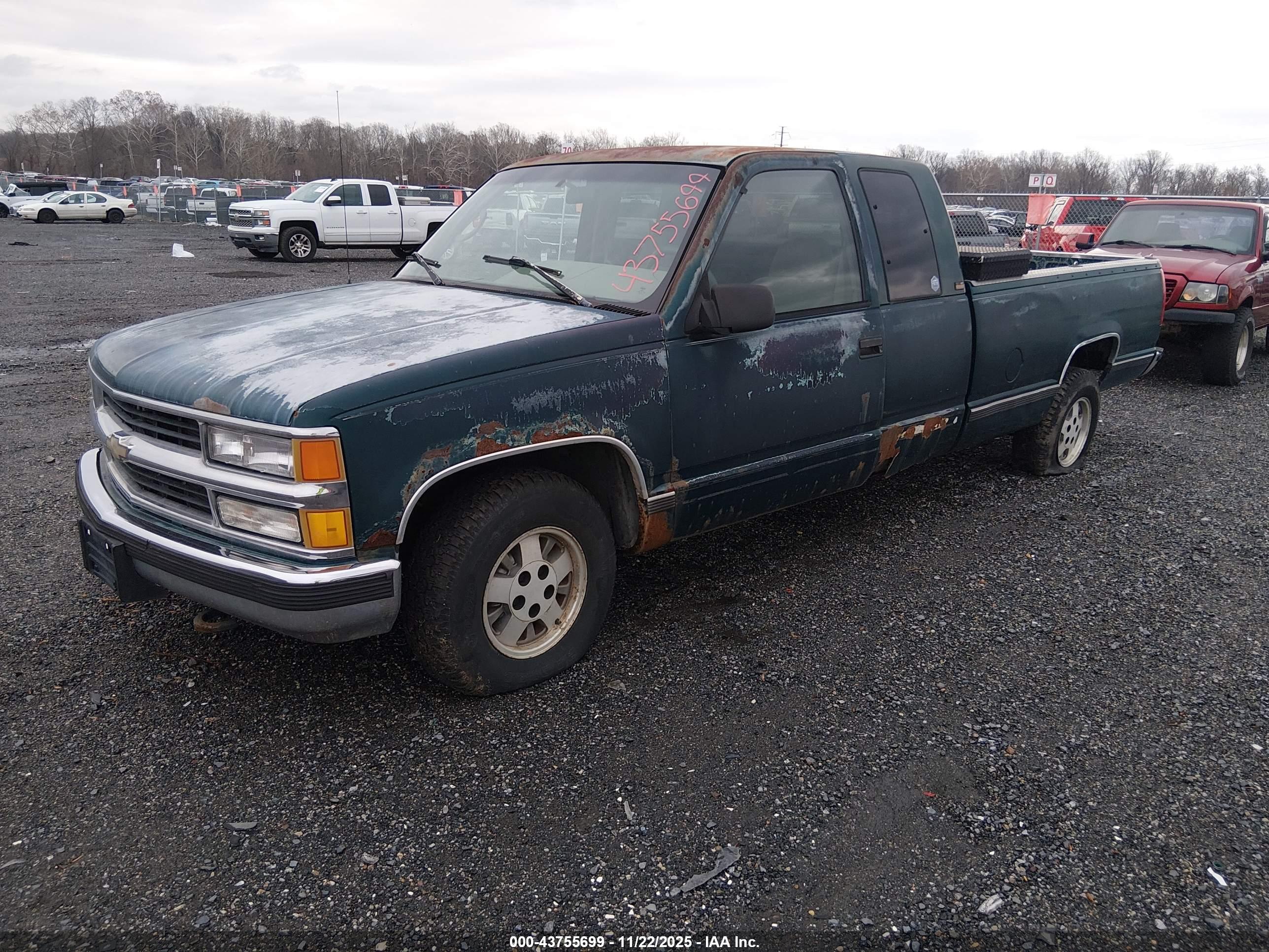 CHEVROLET GMT-400 image 2