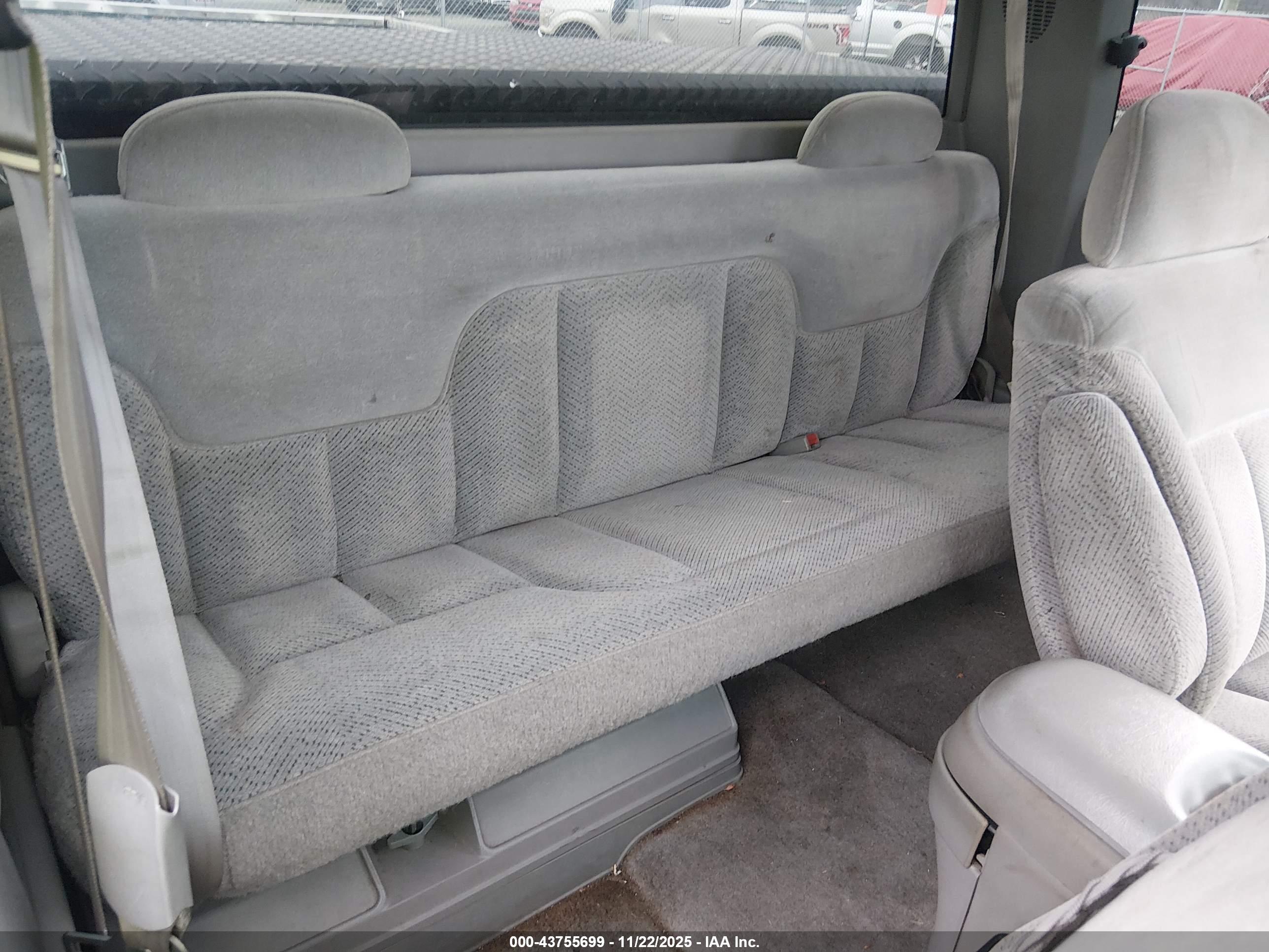 CHEVROLET GMT-400 image 8