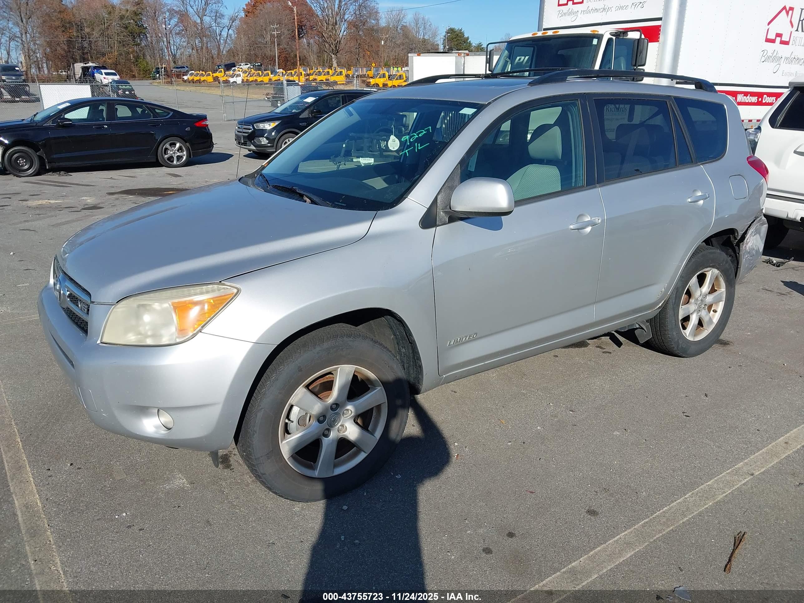 TOYOTA RAV4 image 2