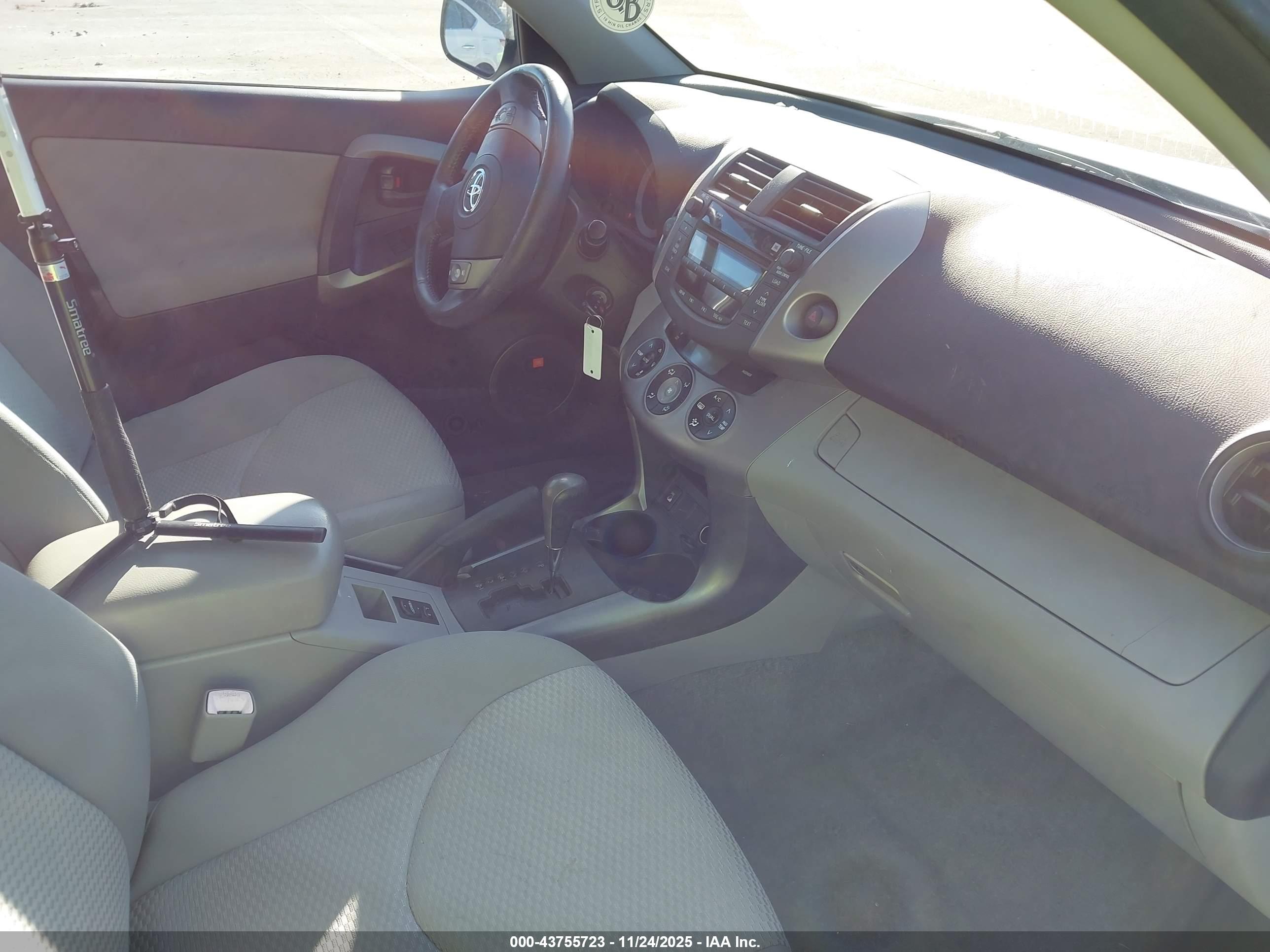 TOYOTA RAV4 image 5