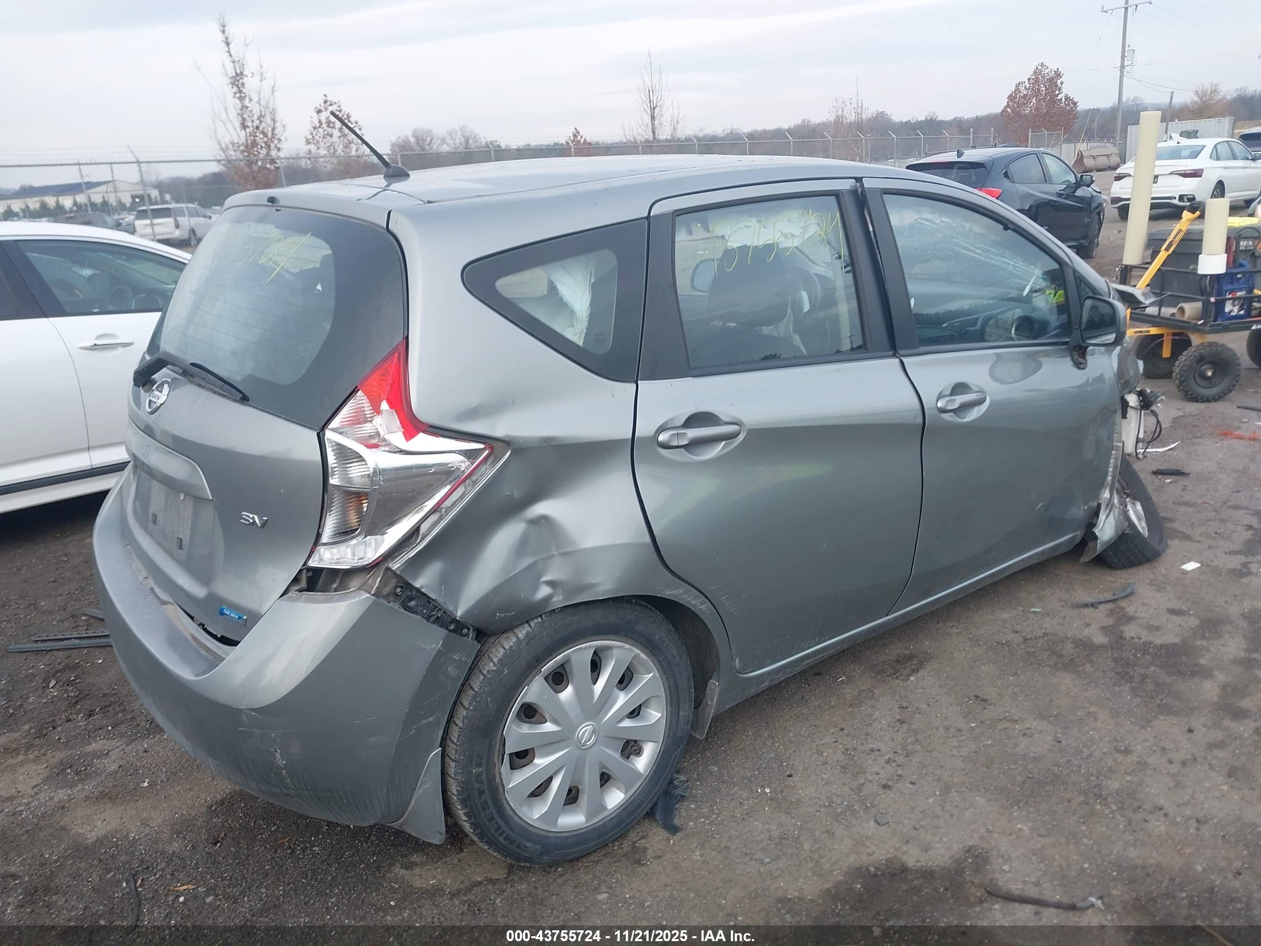 NISSAN VERSA image 4