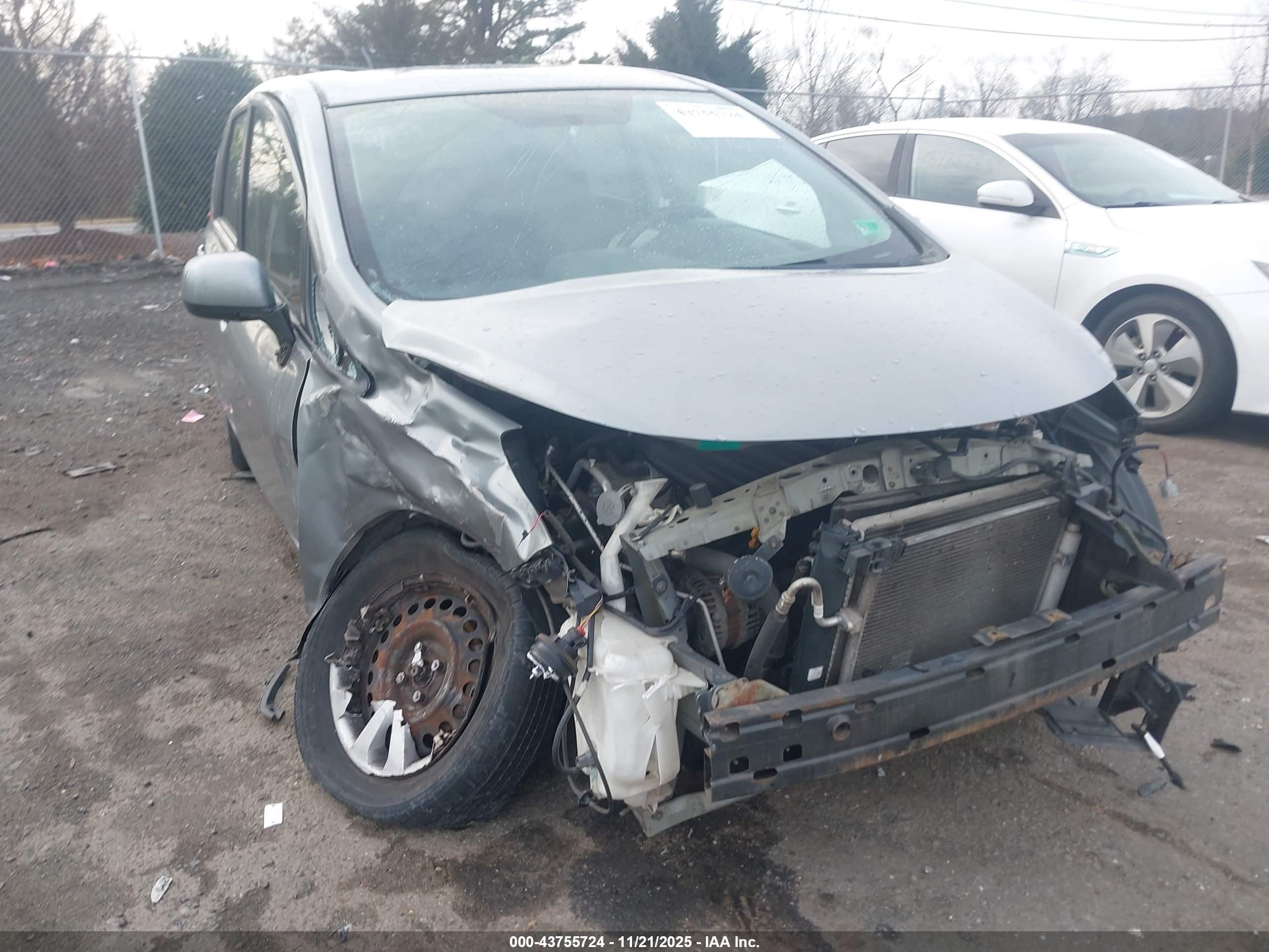 NISSAN VERSA image 6