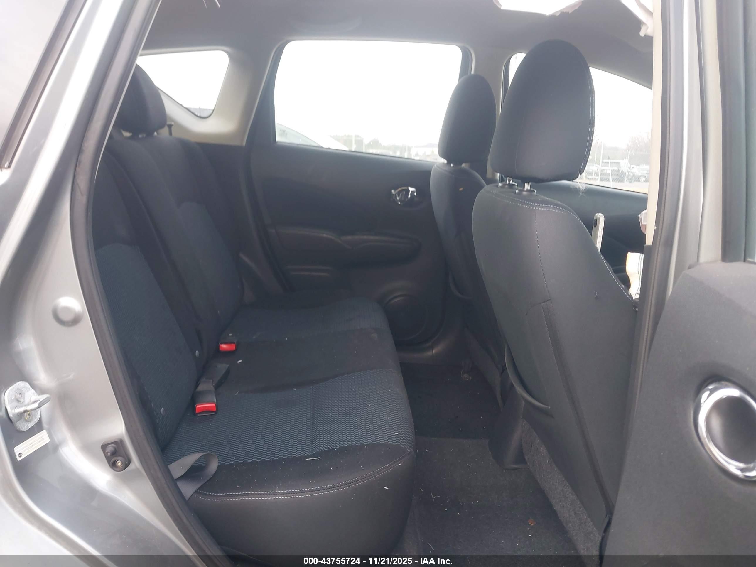 NISSAN VERSA image 8