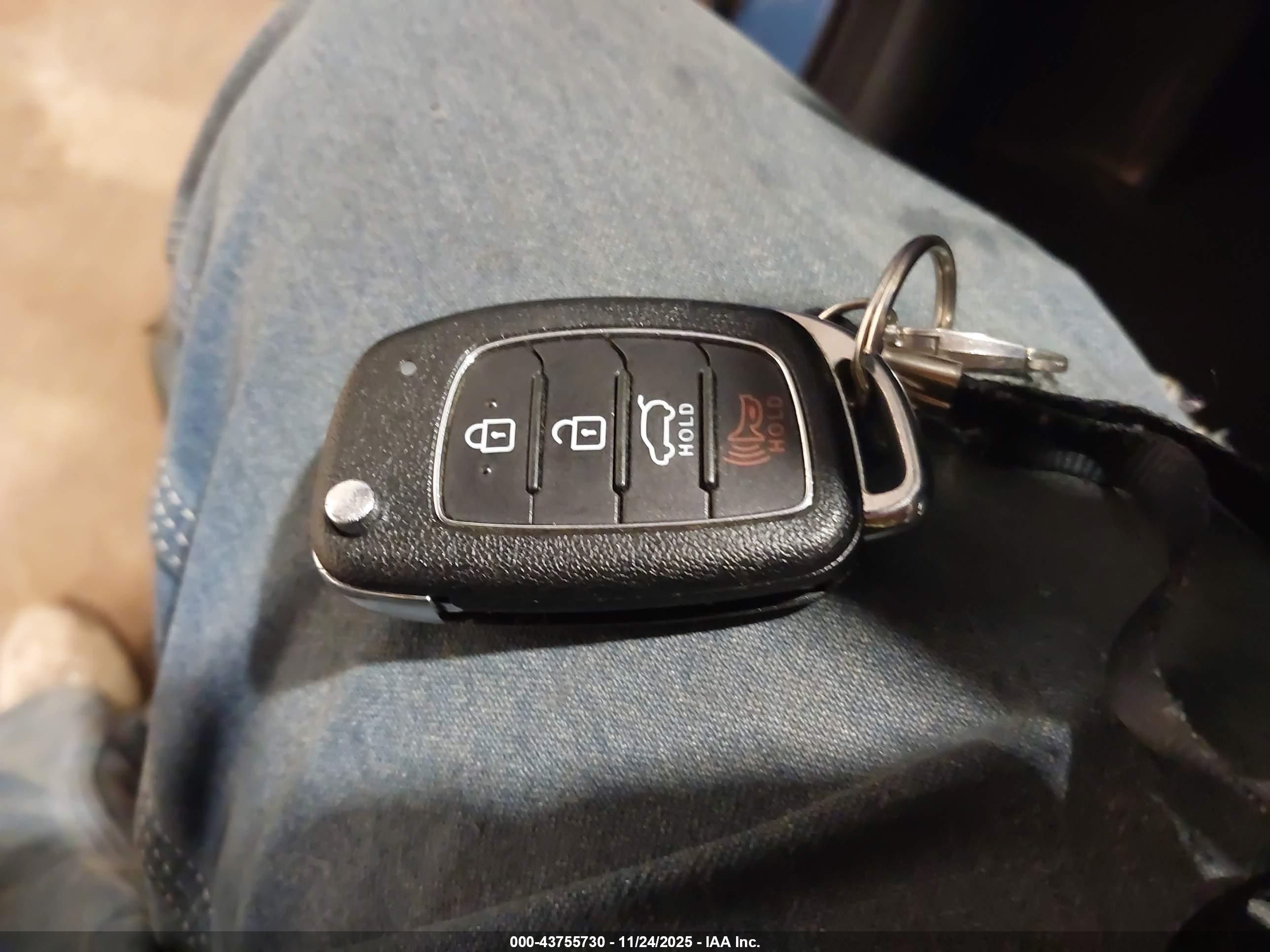HYUNDAI TUCSON image 11