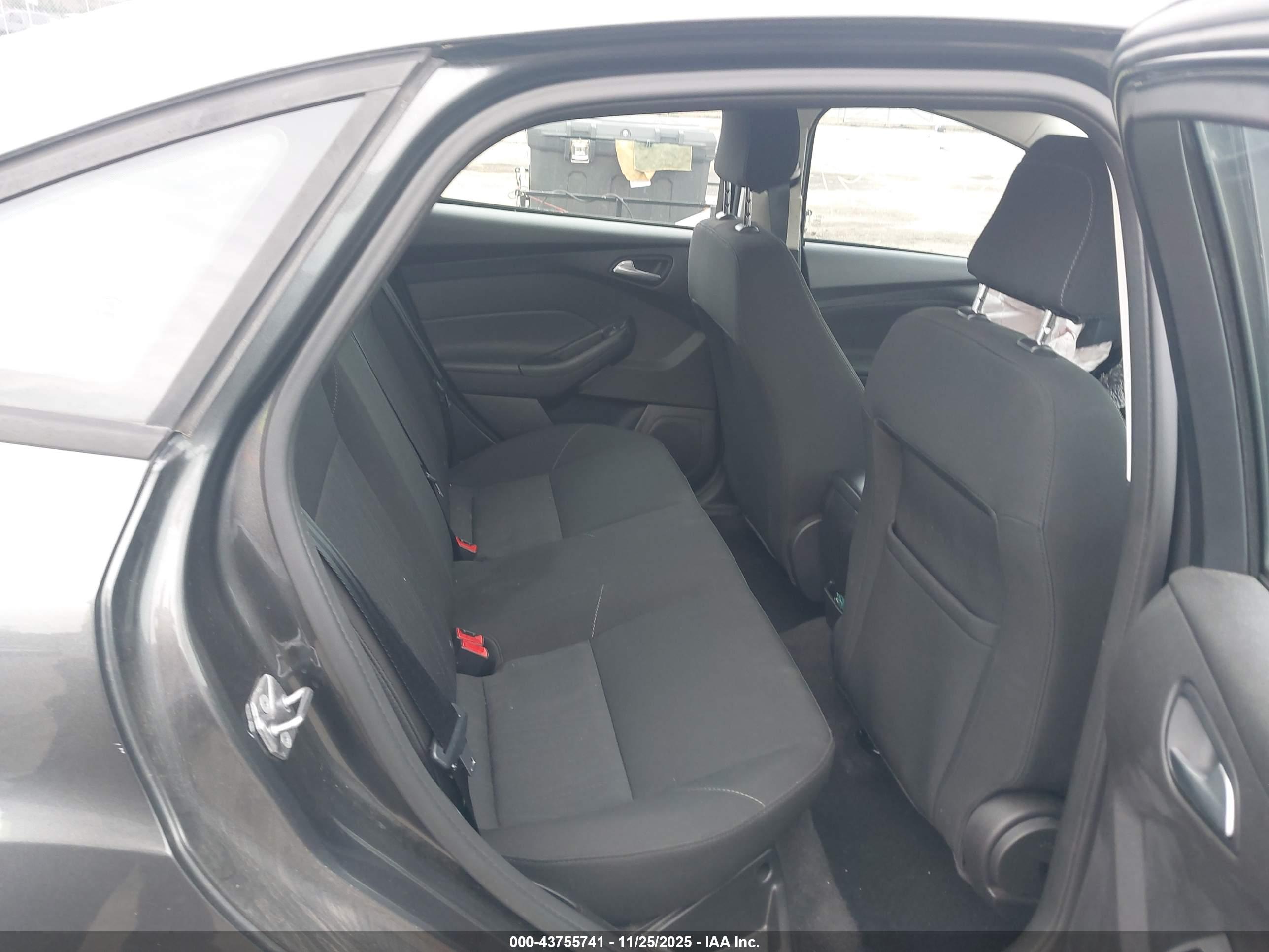 FORD FOCUS image 8