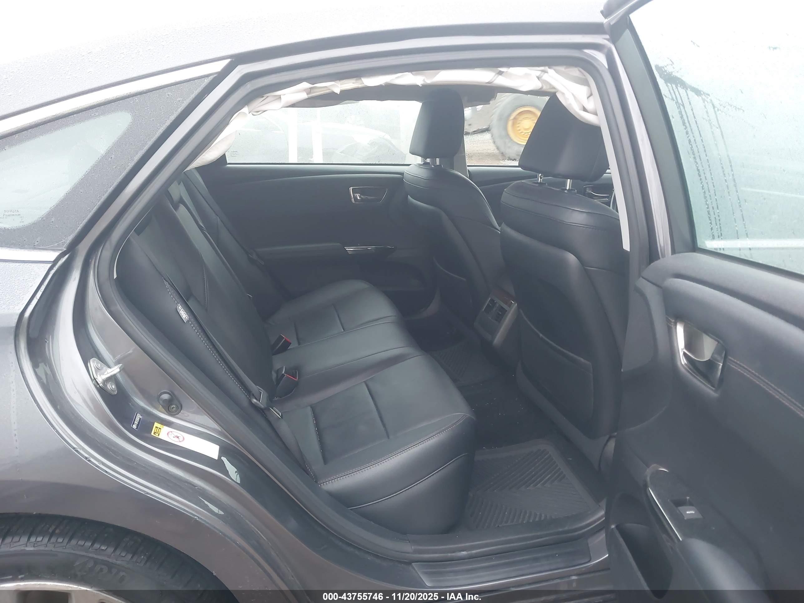 TOYOTA AVALON image 8