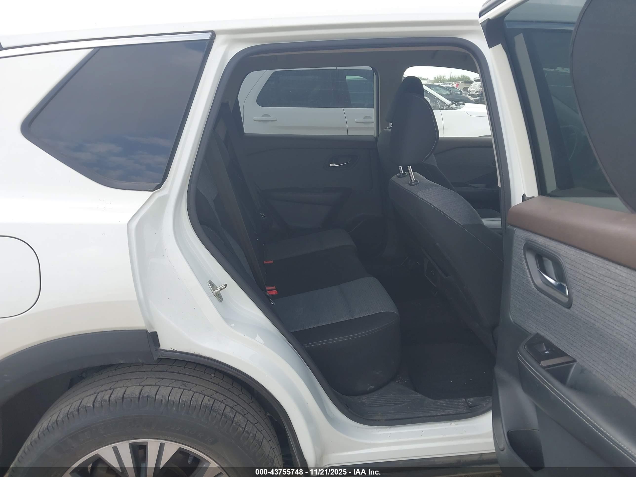 NISSAN ROGUE image 8