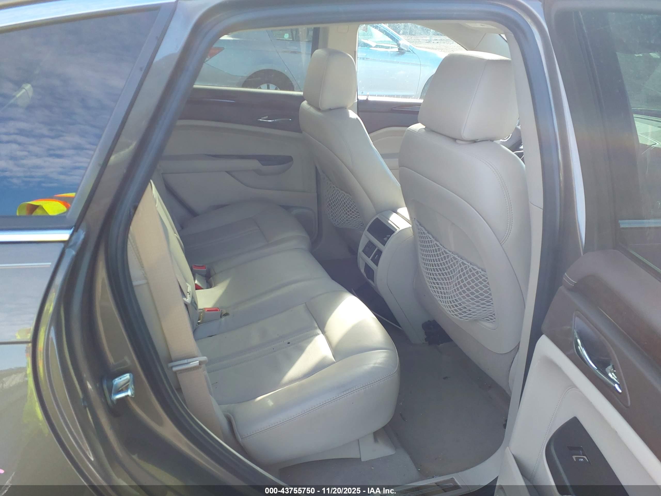 CADILLAC SRX image 8
