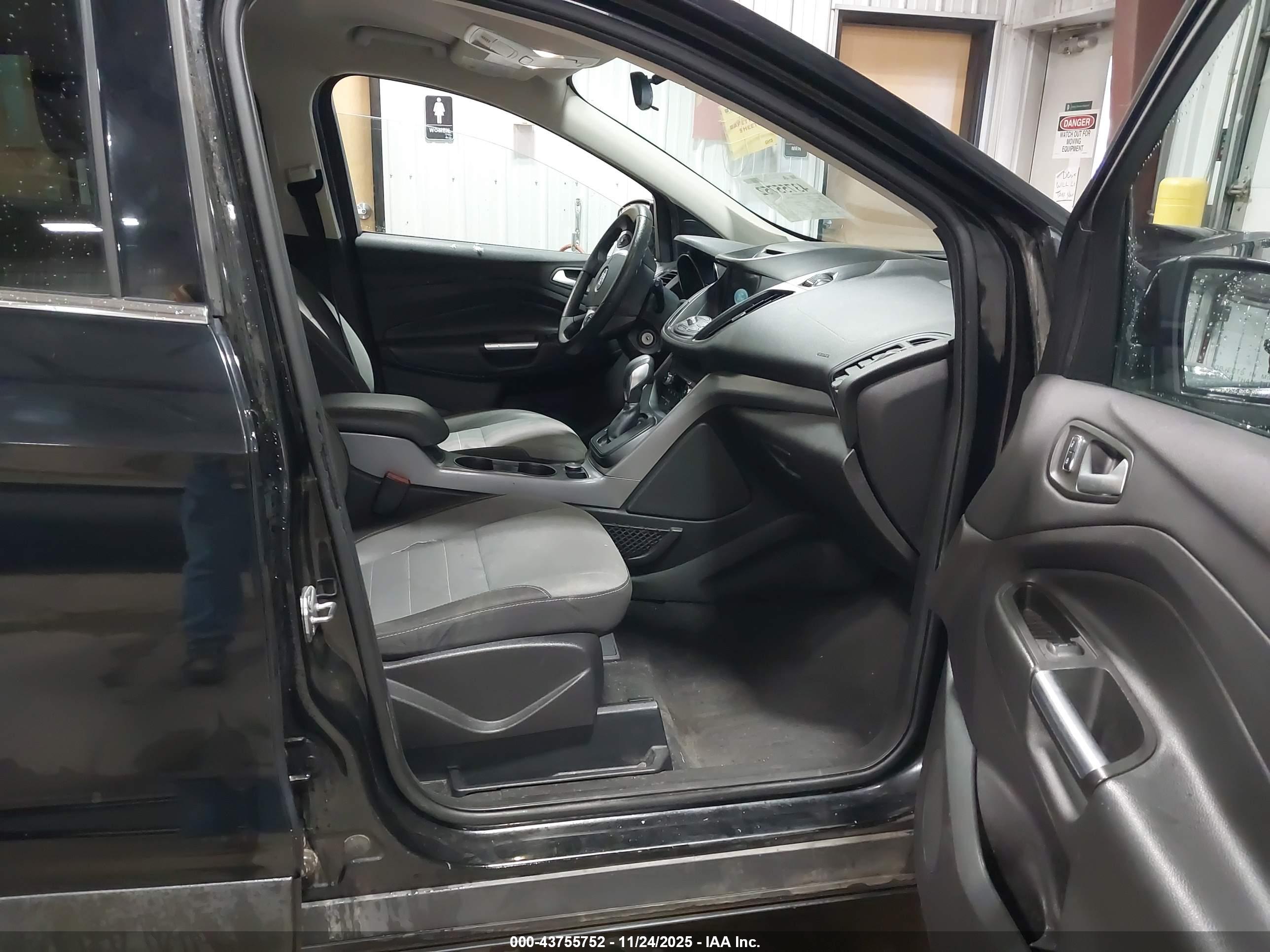 FORD ESCAPE image 5
