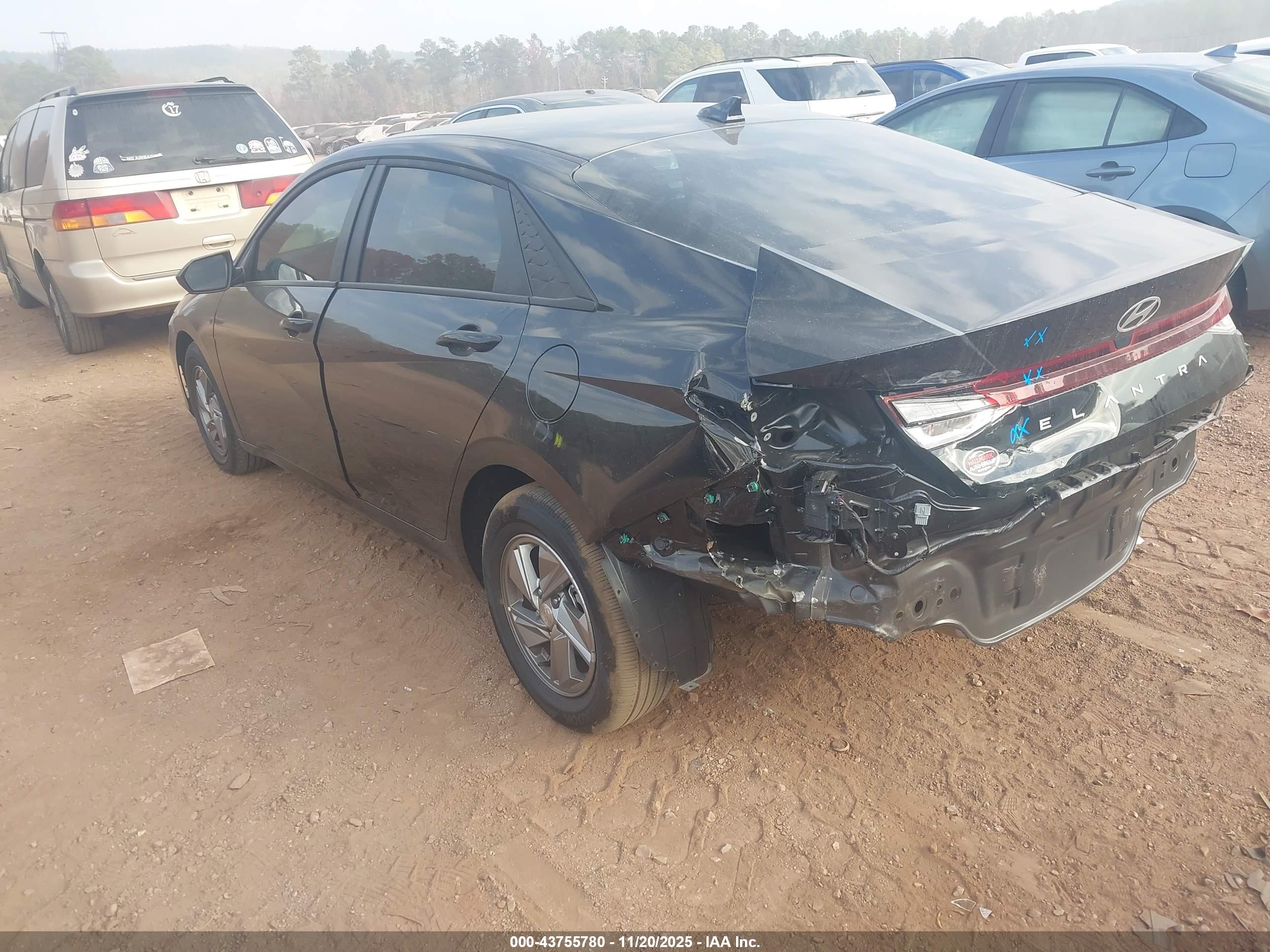 HYUNDAI ELANTRA image 3