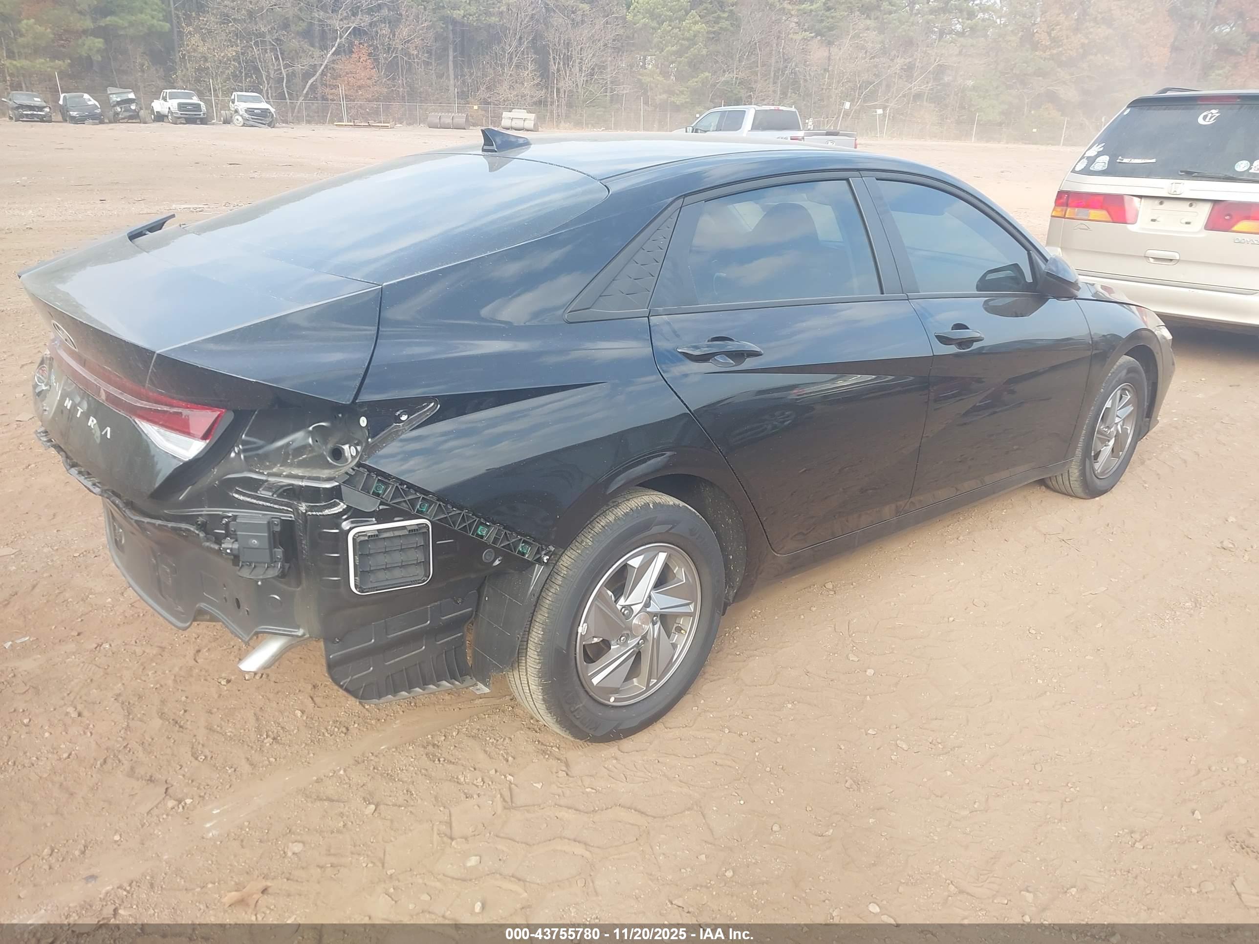 HYUNDAI ELANTRA image 4