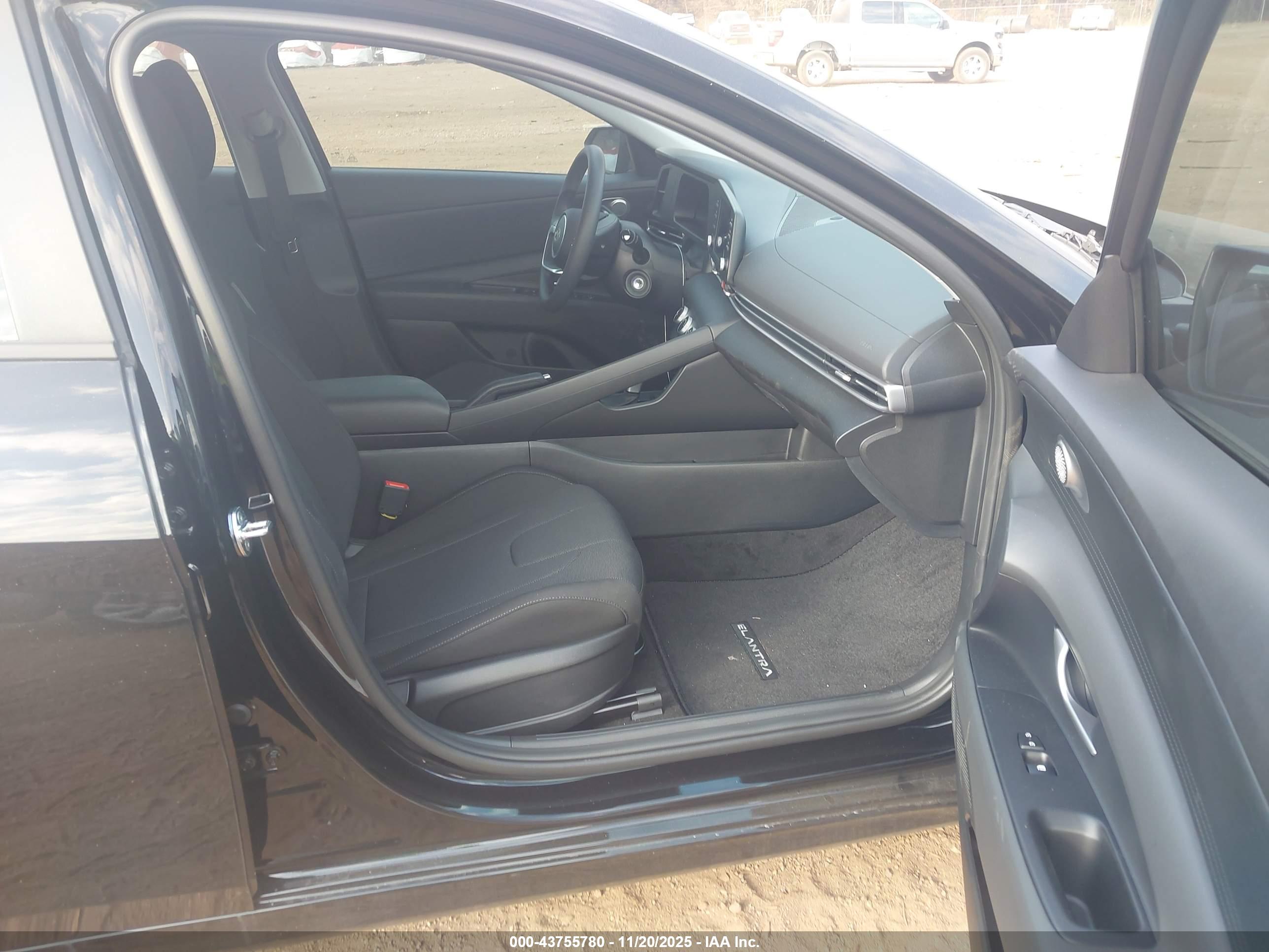 HYUNDAI ELANTRA image 5