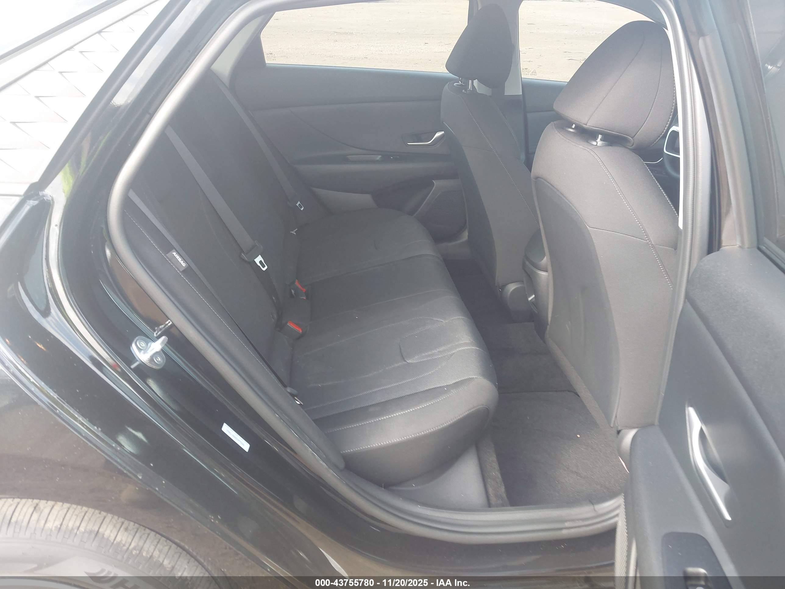 HYUNDAI ELANTRA image 8