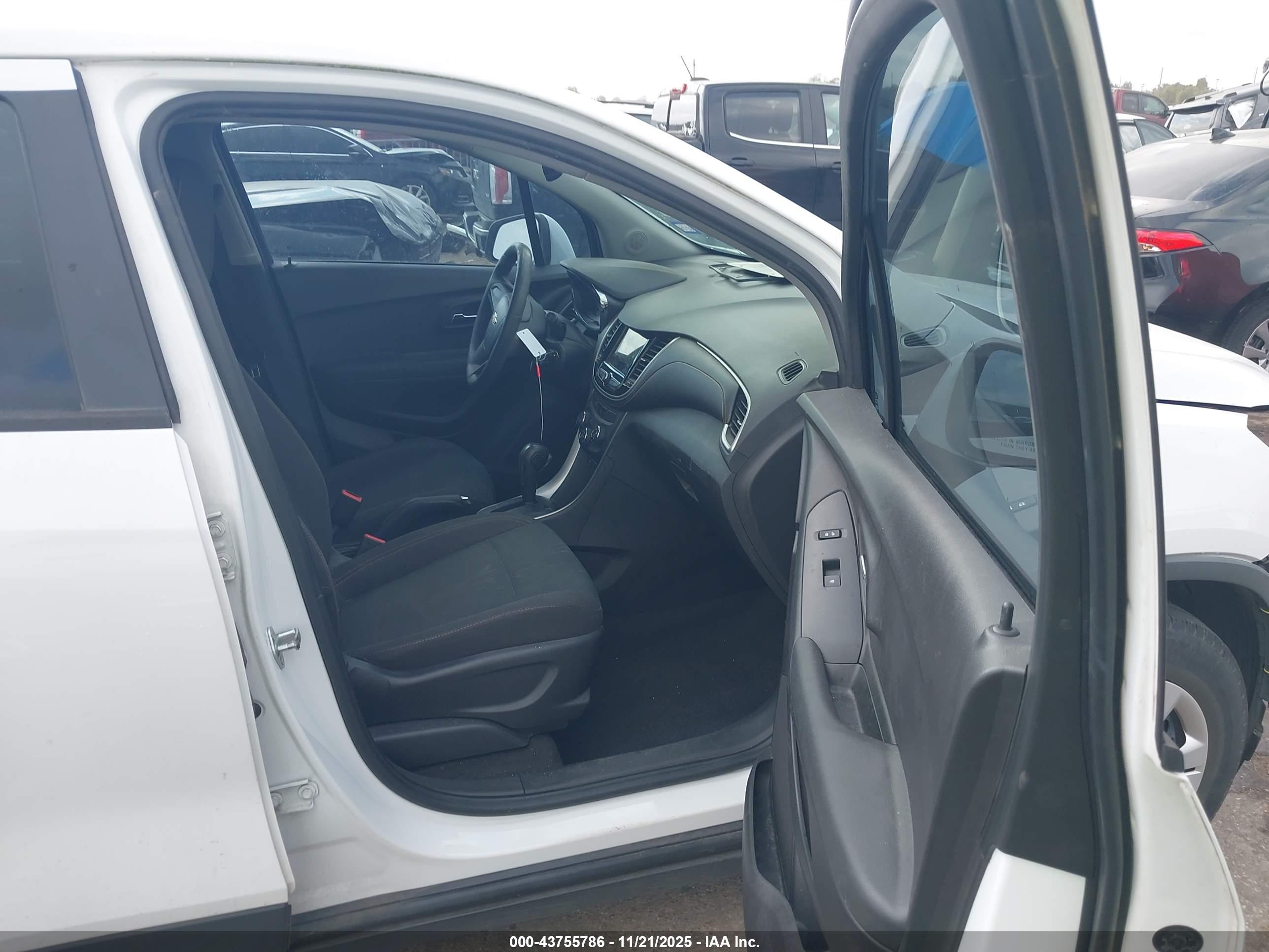 CHEVROLET TRAX image 5