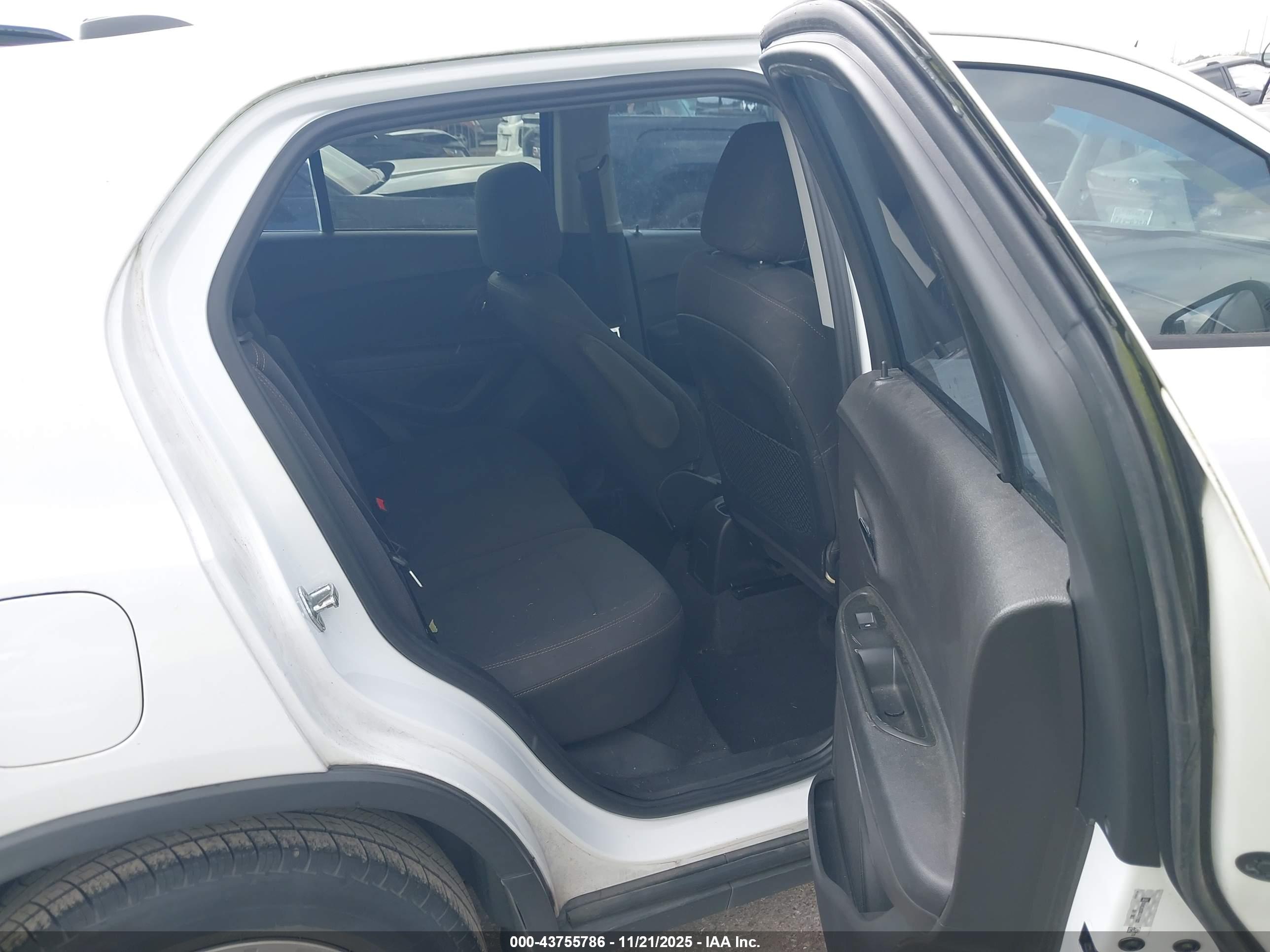 CHEVROLET TRAX image 8
