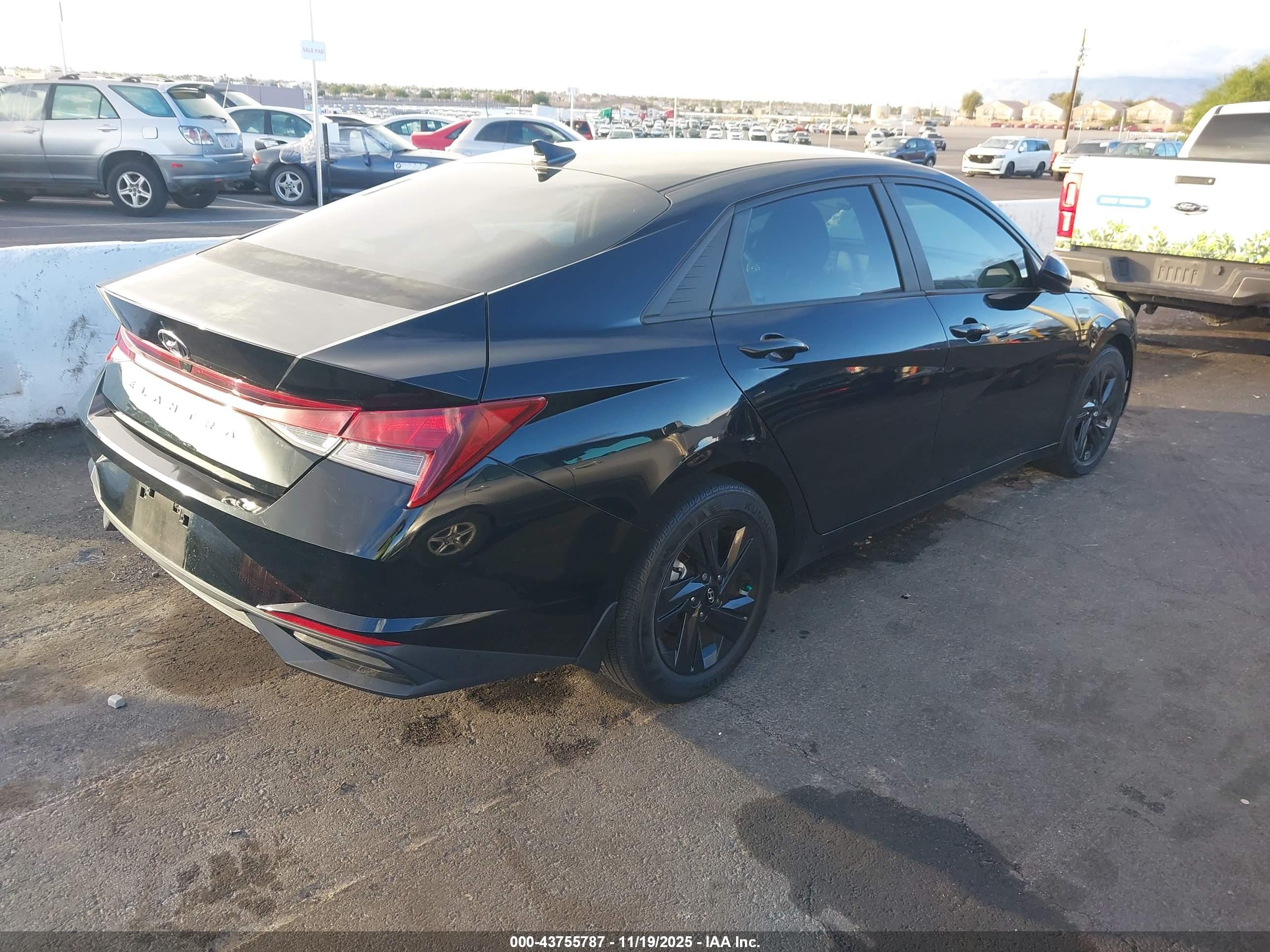 HYUNDAI ELANTRA image 4