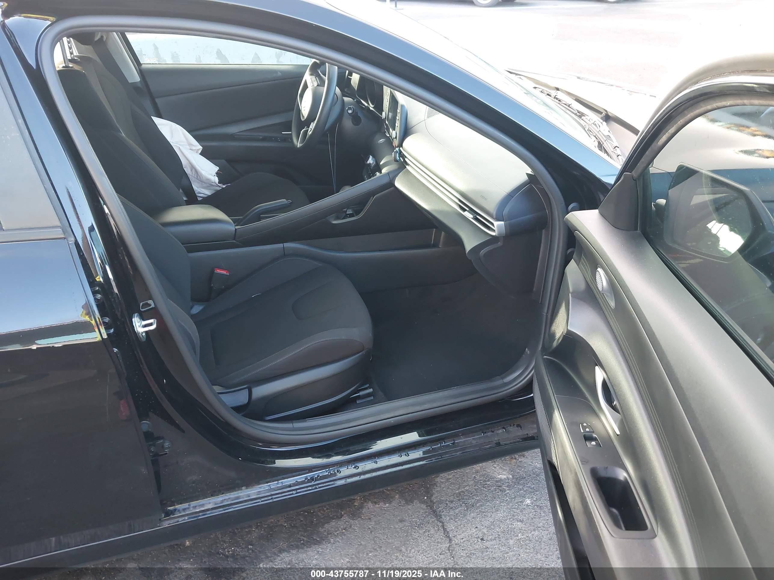 HYUNDAI ELANTRA image 5