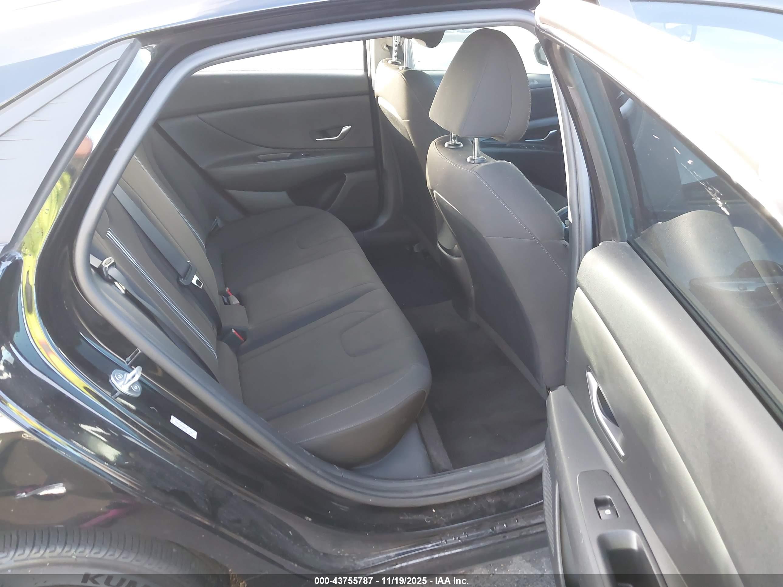 HYUNDAI ELANTRA image 8
