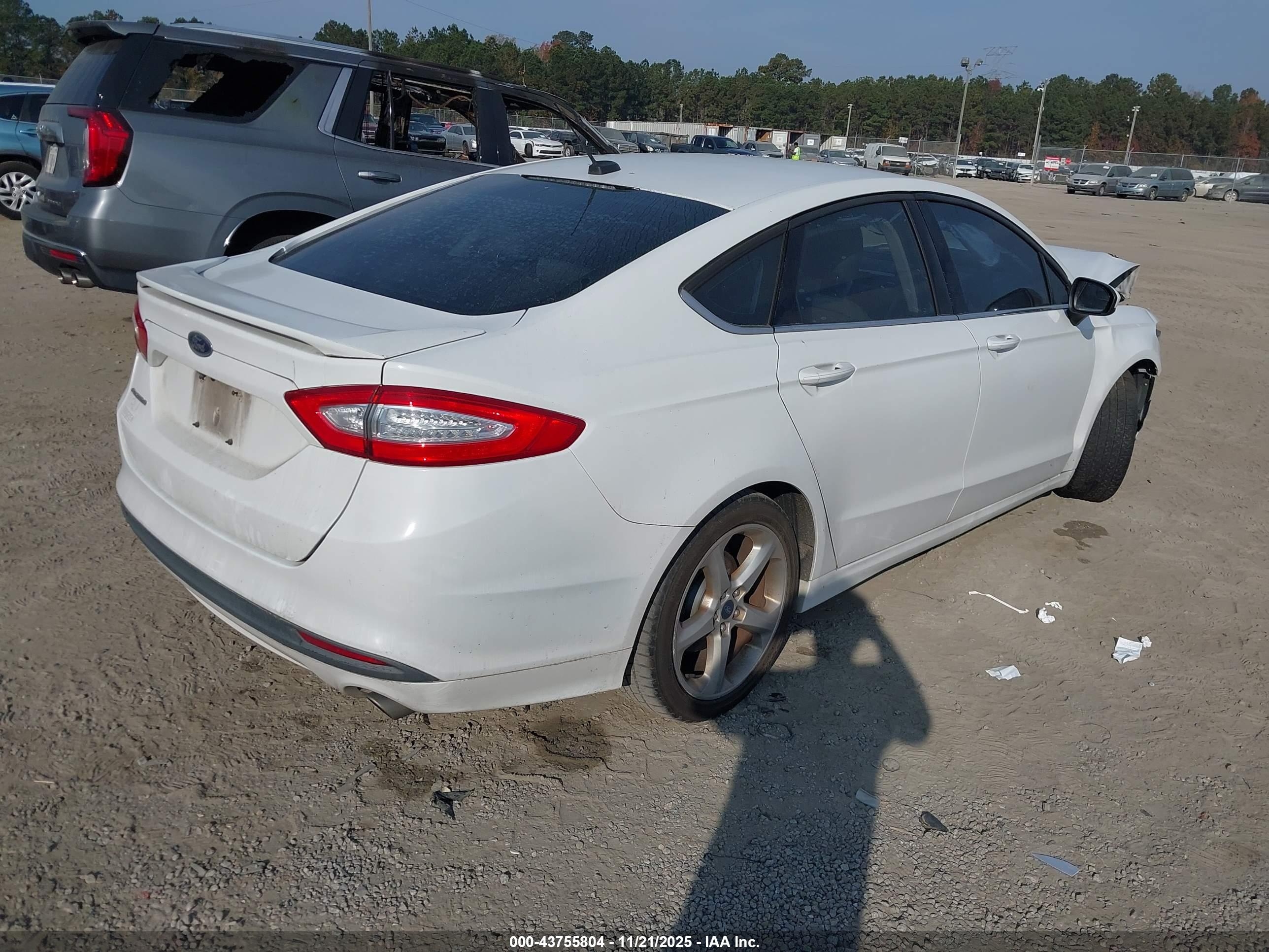 FORD FUSION image 4