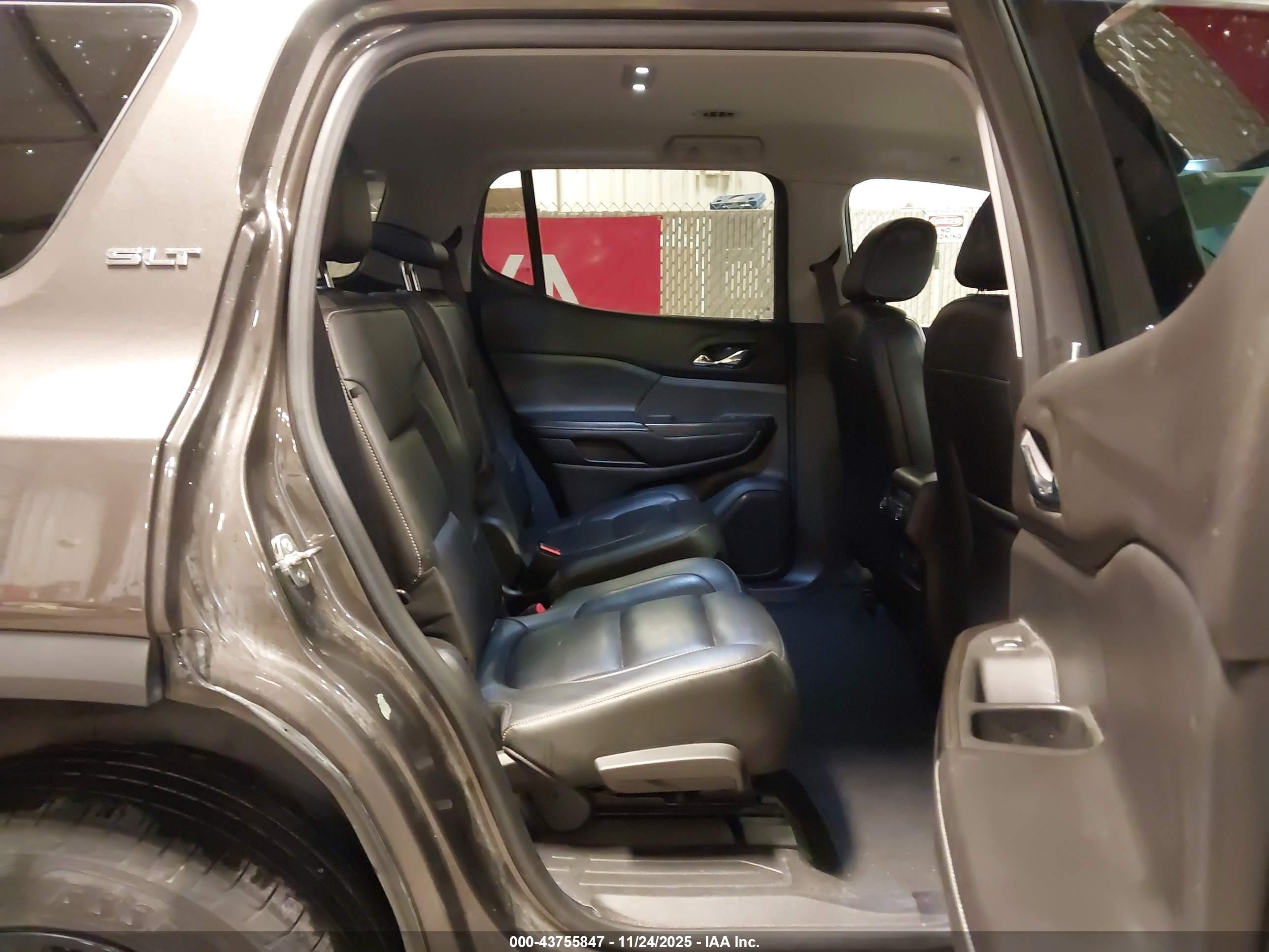 GMC ACADIA image 8