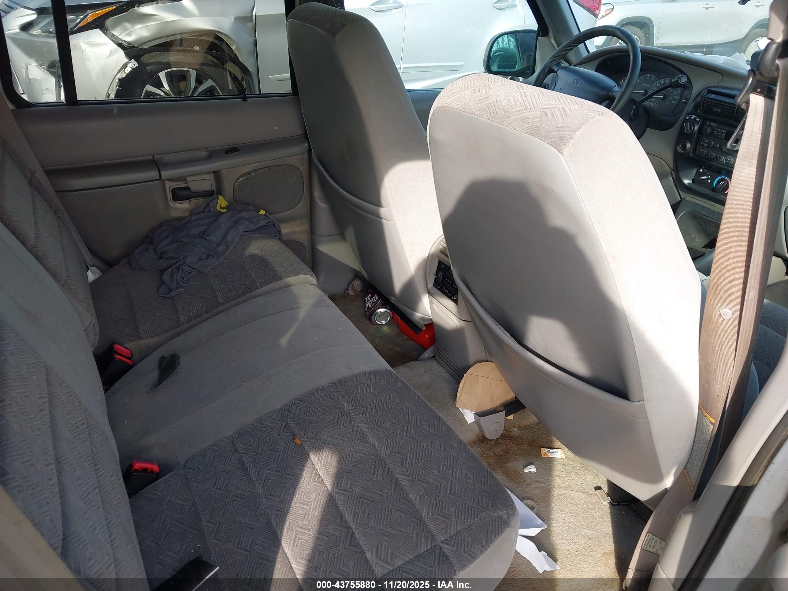FORD EXPLORER image 8