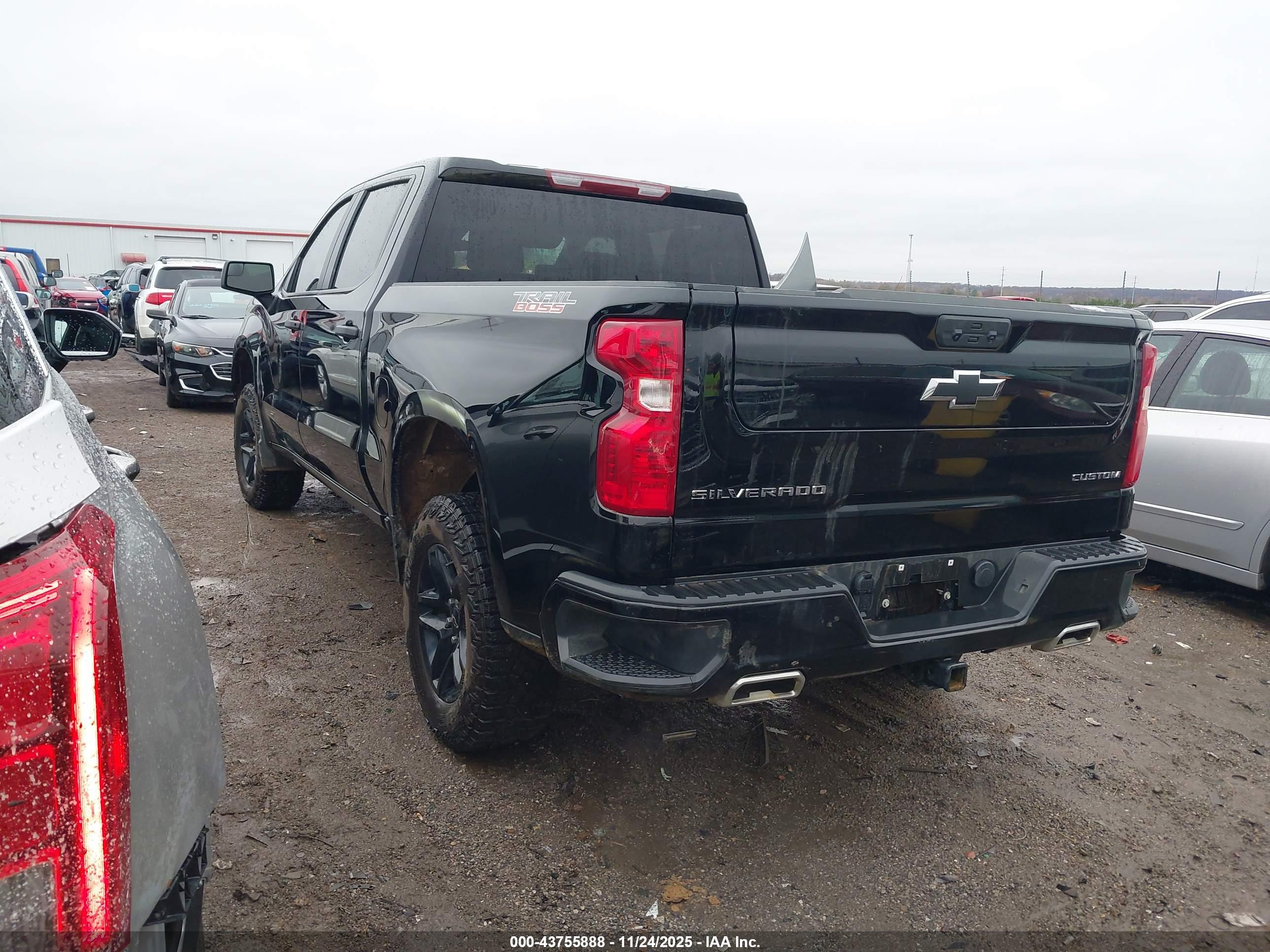 CHEVROLET SILVERADO image 3