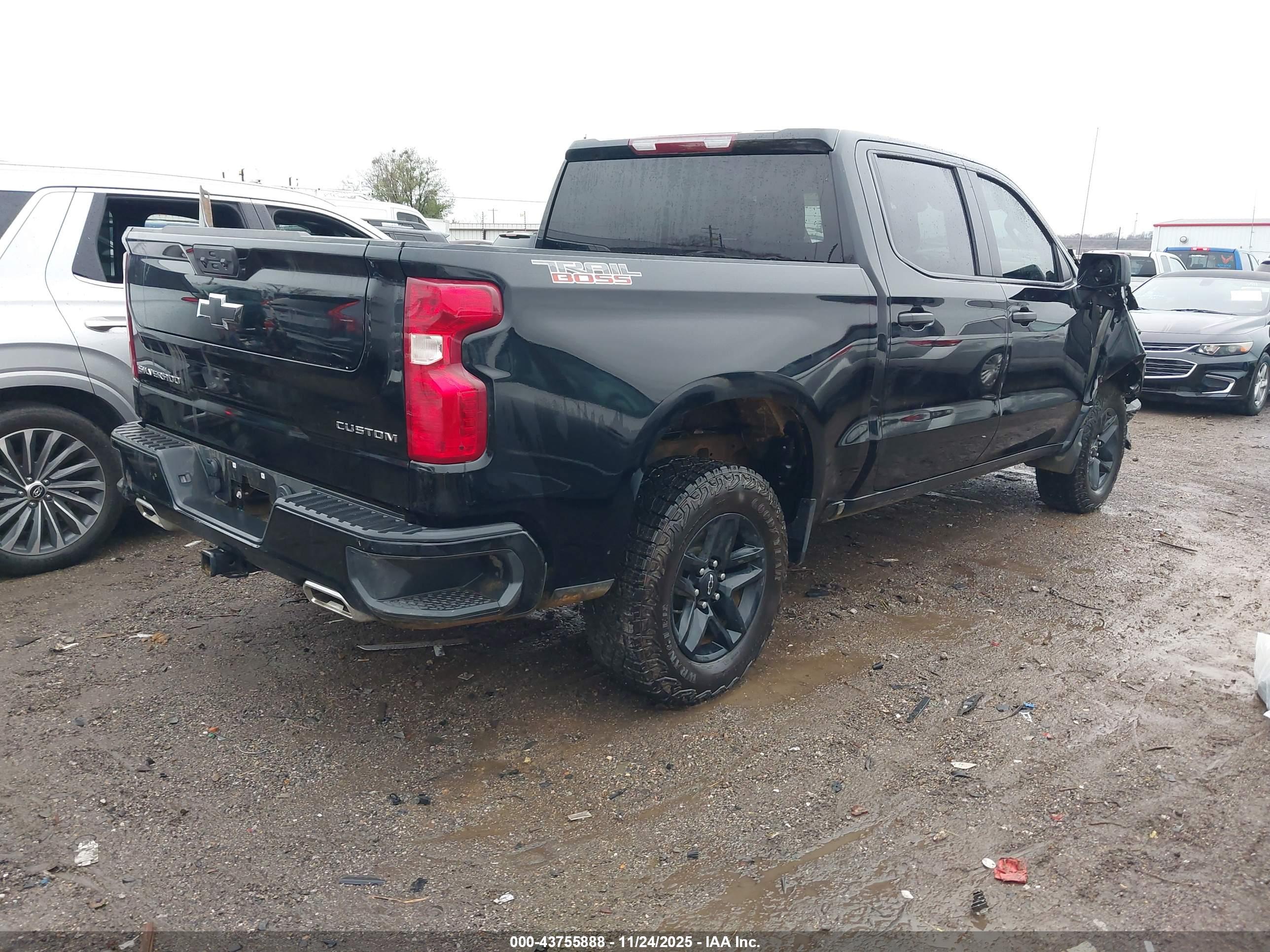 CHEVROLET SILVERADO image 4