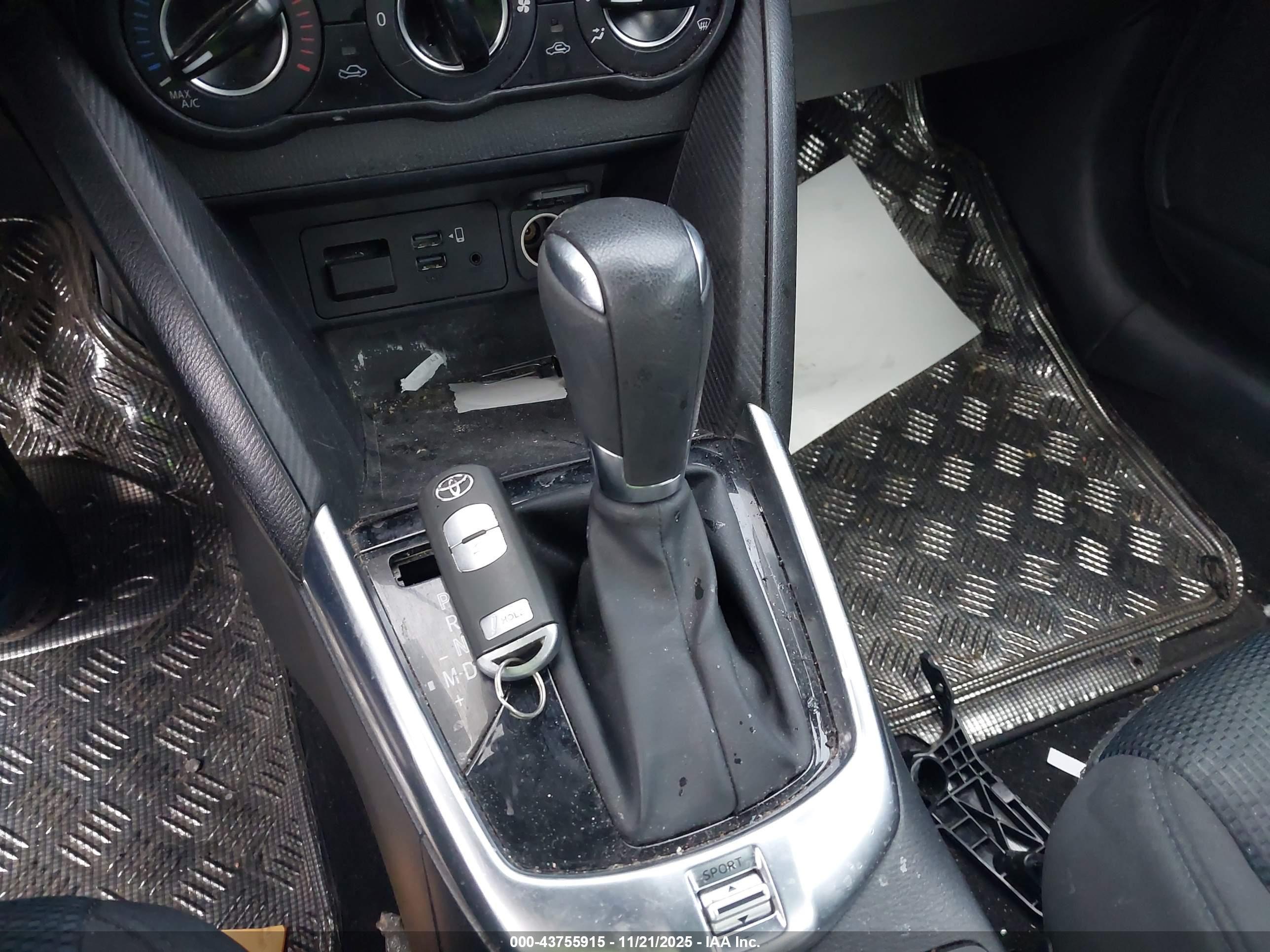 TOYOTA YARIS image 11
