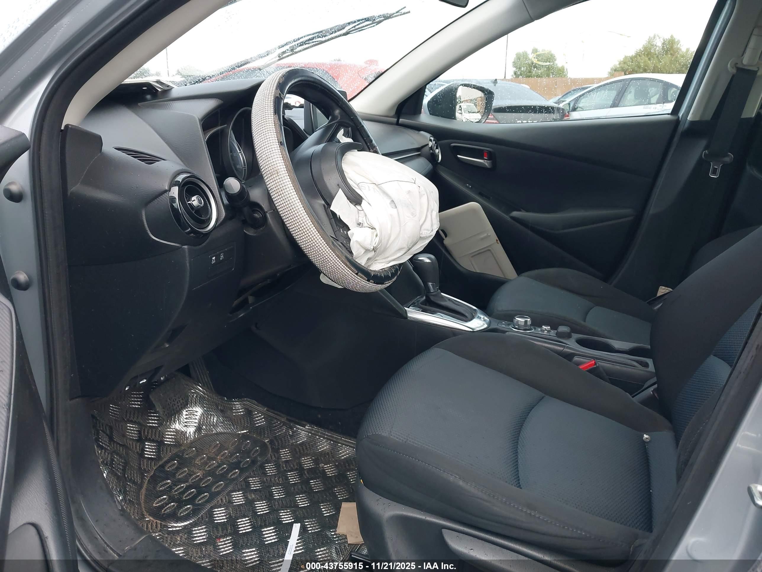 TOYOTA YARIS image 5