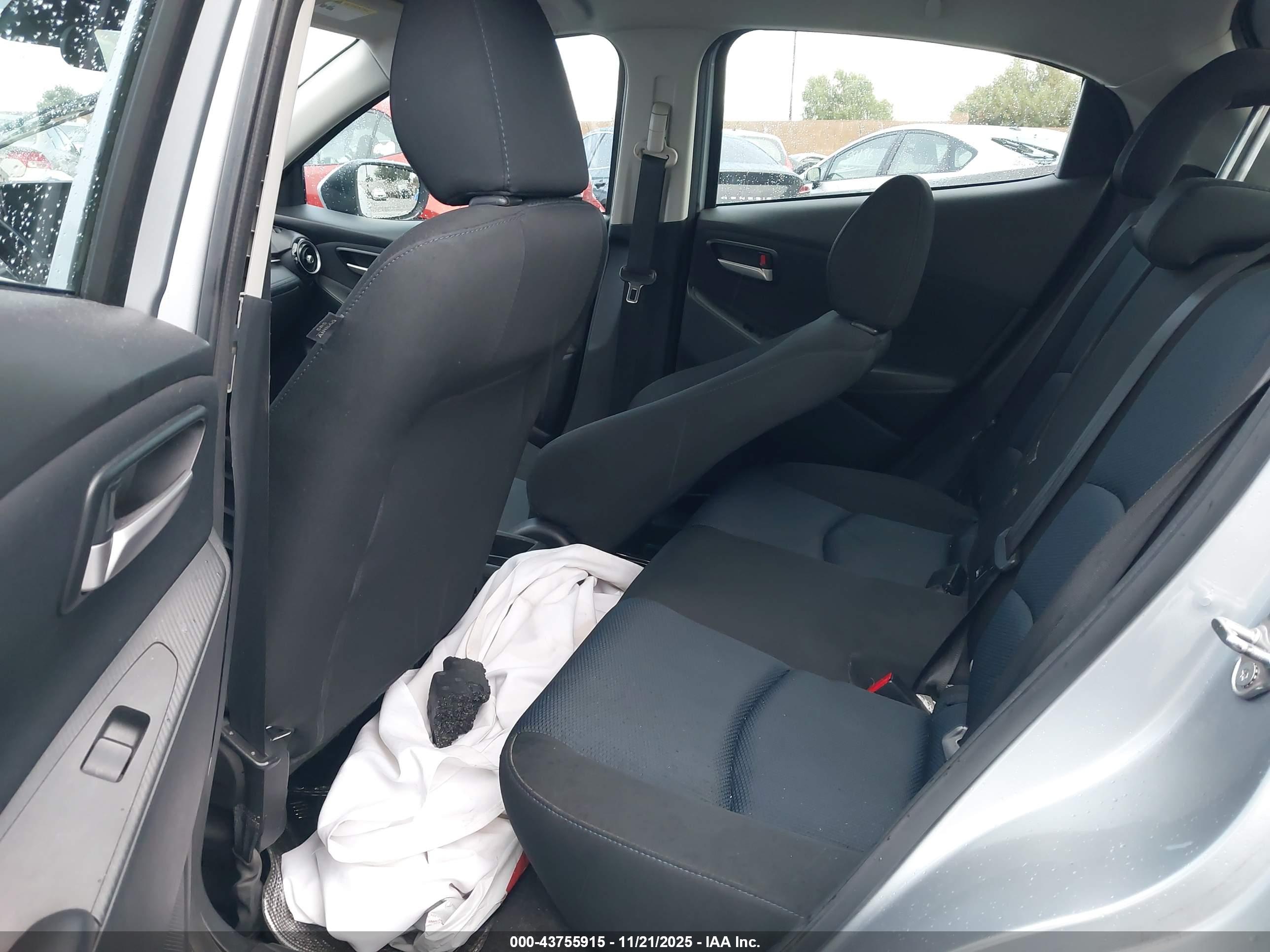 TOYOTA YARIS image 8