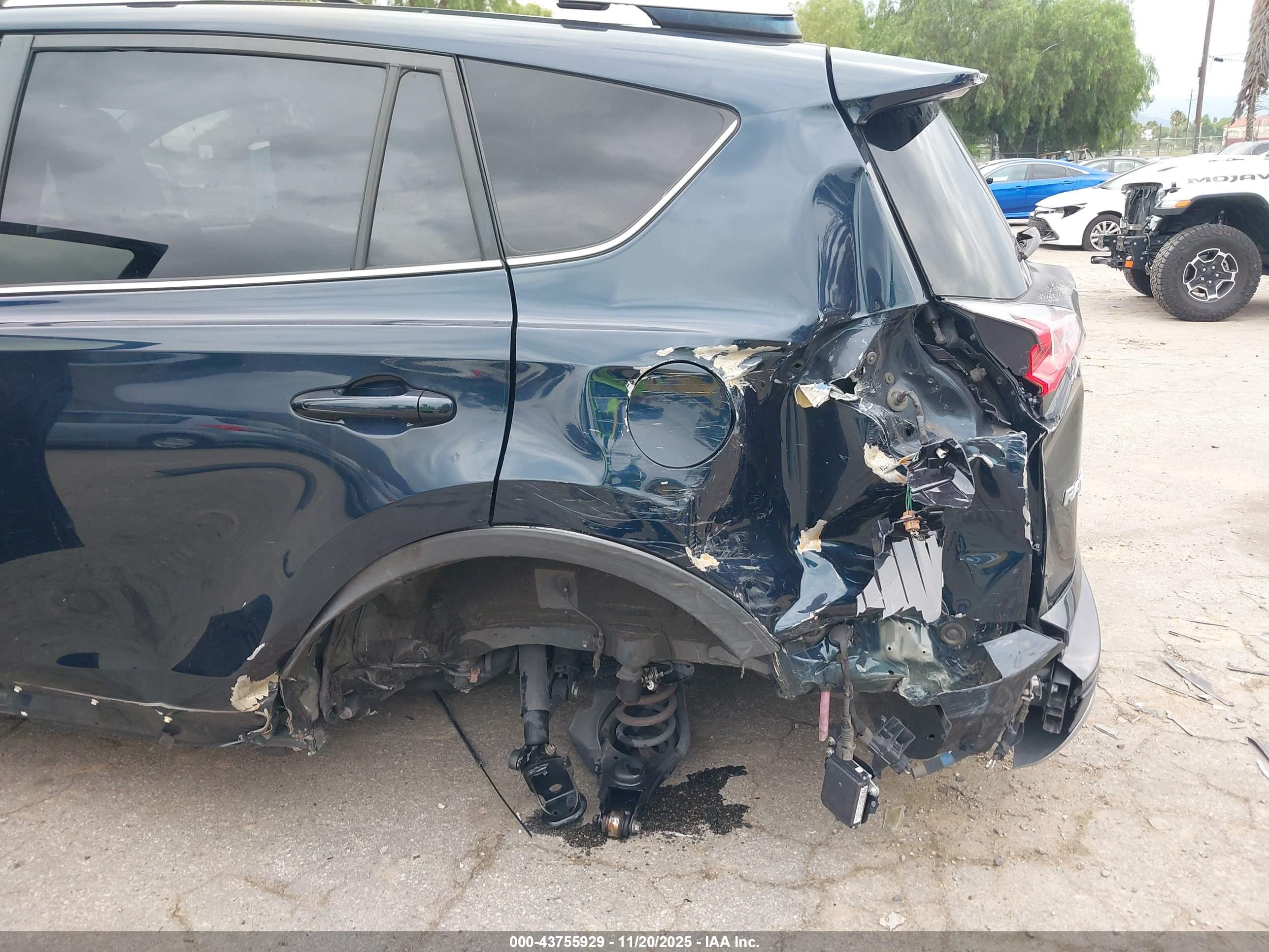 TOYOTA RAV4 image 6