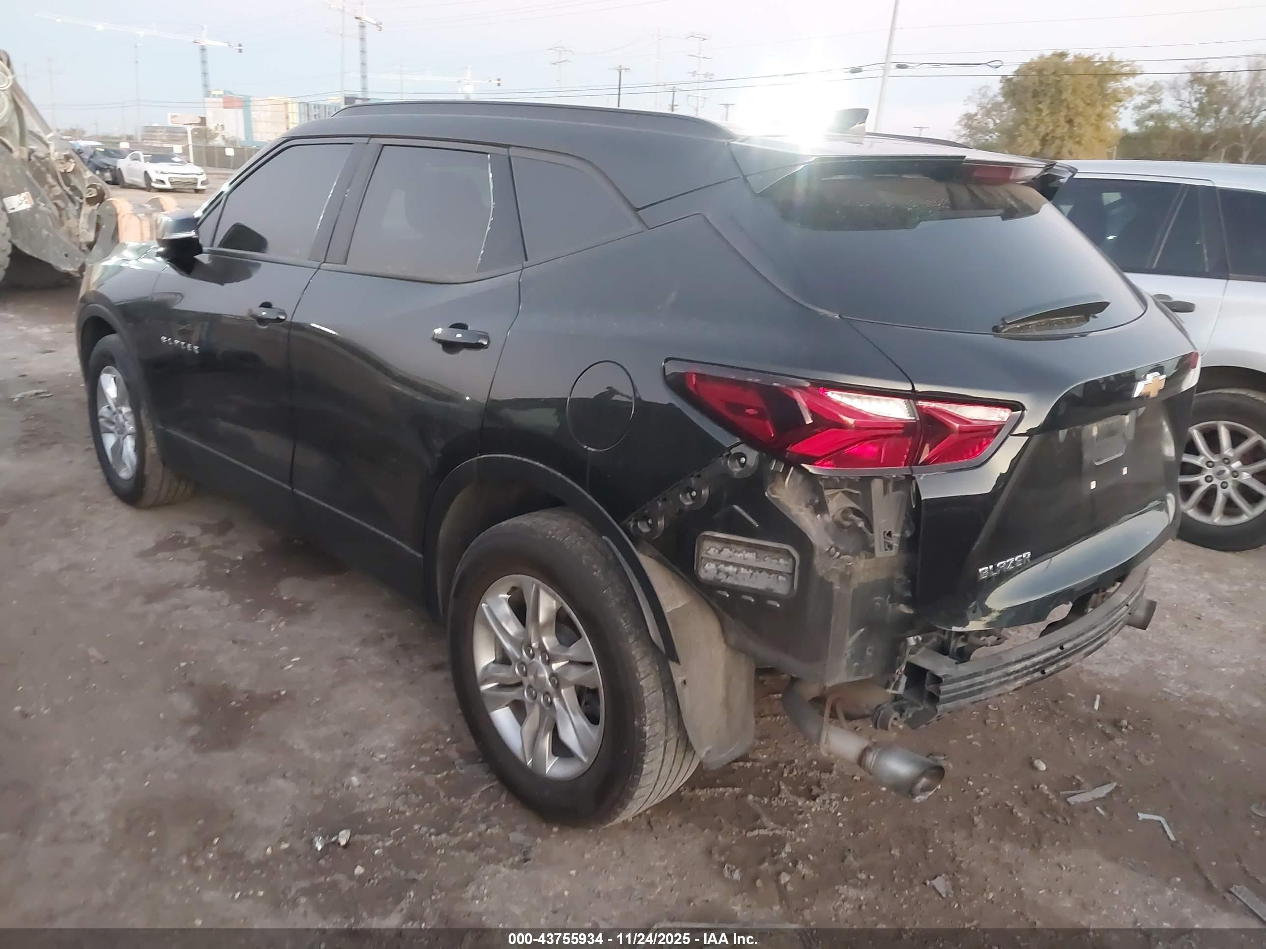 CHEVROLET BLAZER image 3