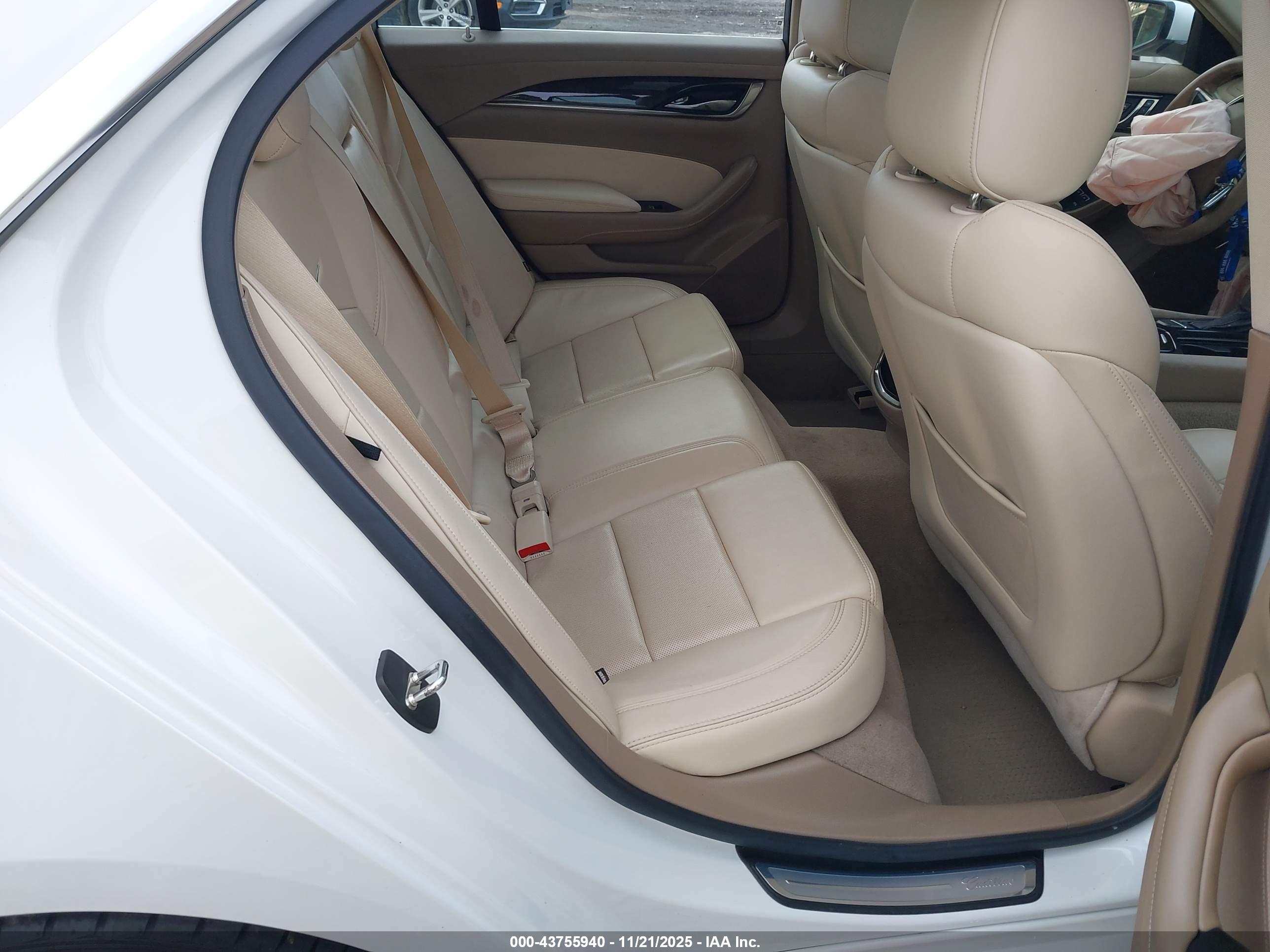 CADILLAC CTS image 8