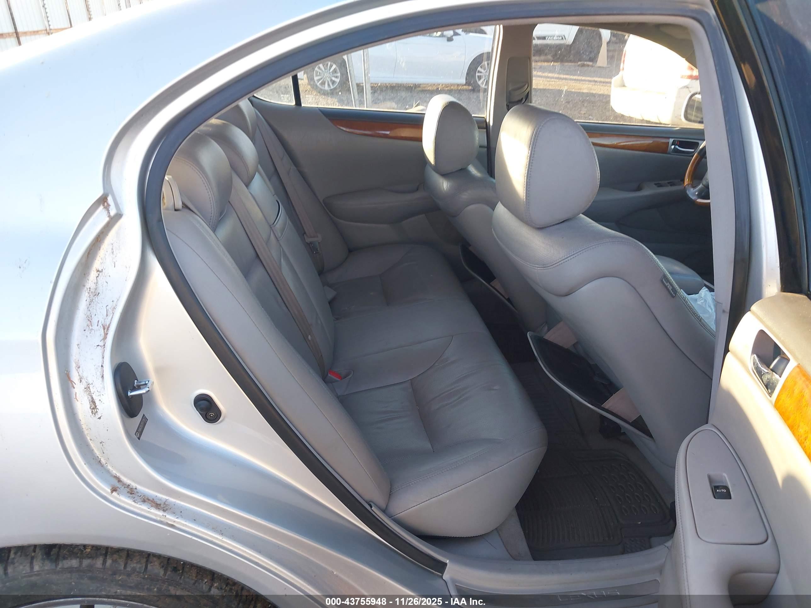 LEXUS ES image 8
