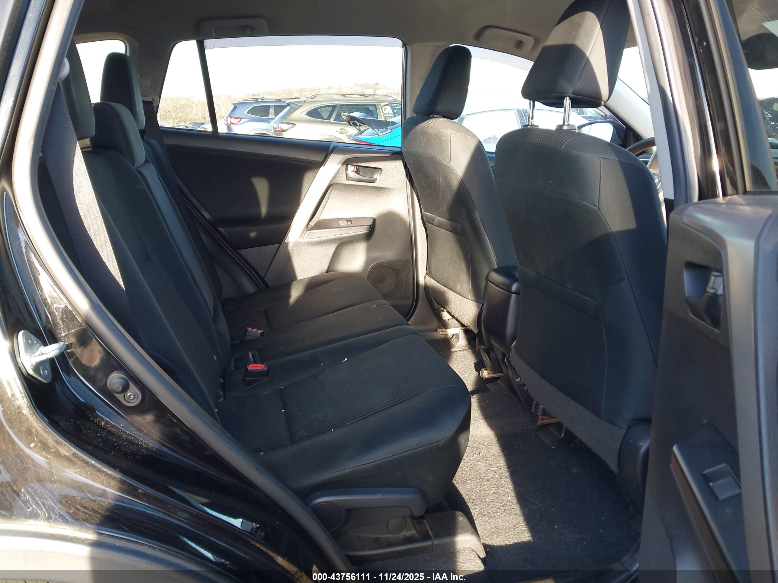 TOYOTA RAV4 image 8